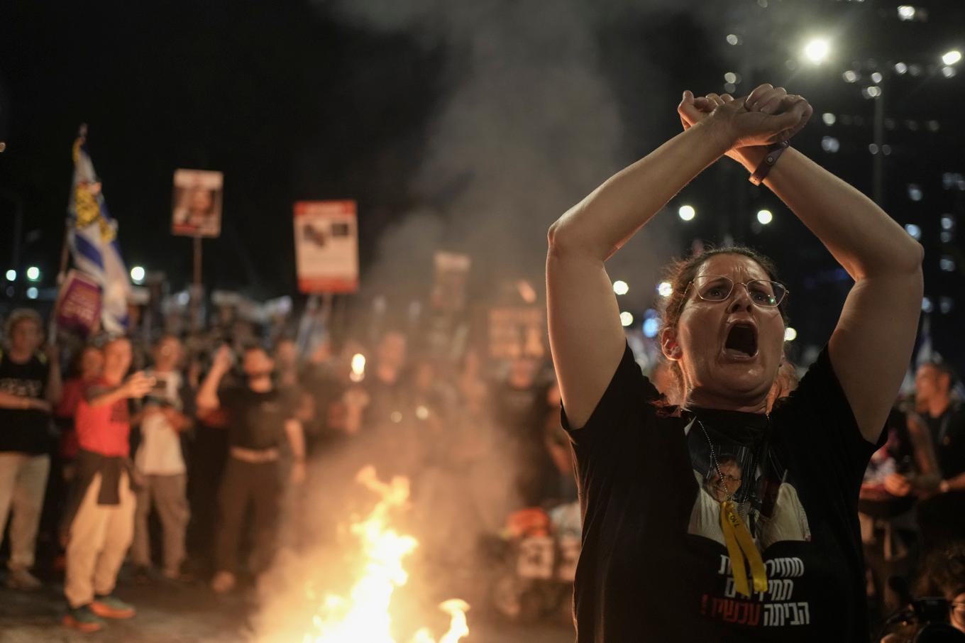 Demonstranter i Tel Aviv, Israel, kräver premiärminister Benjamin Netanyahus avgång. Foto: Maya Alleruzzo/AP/TT
