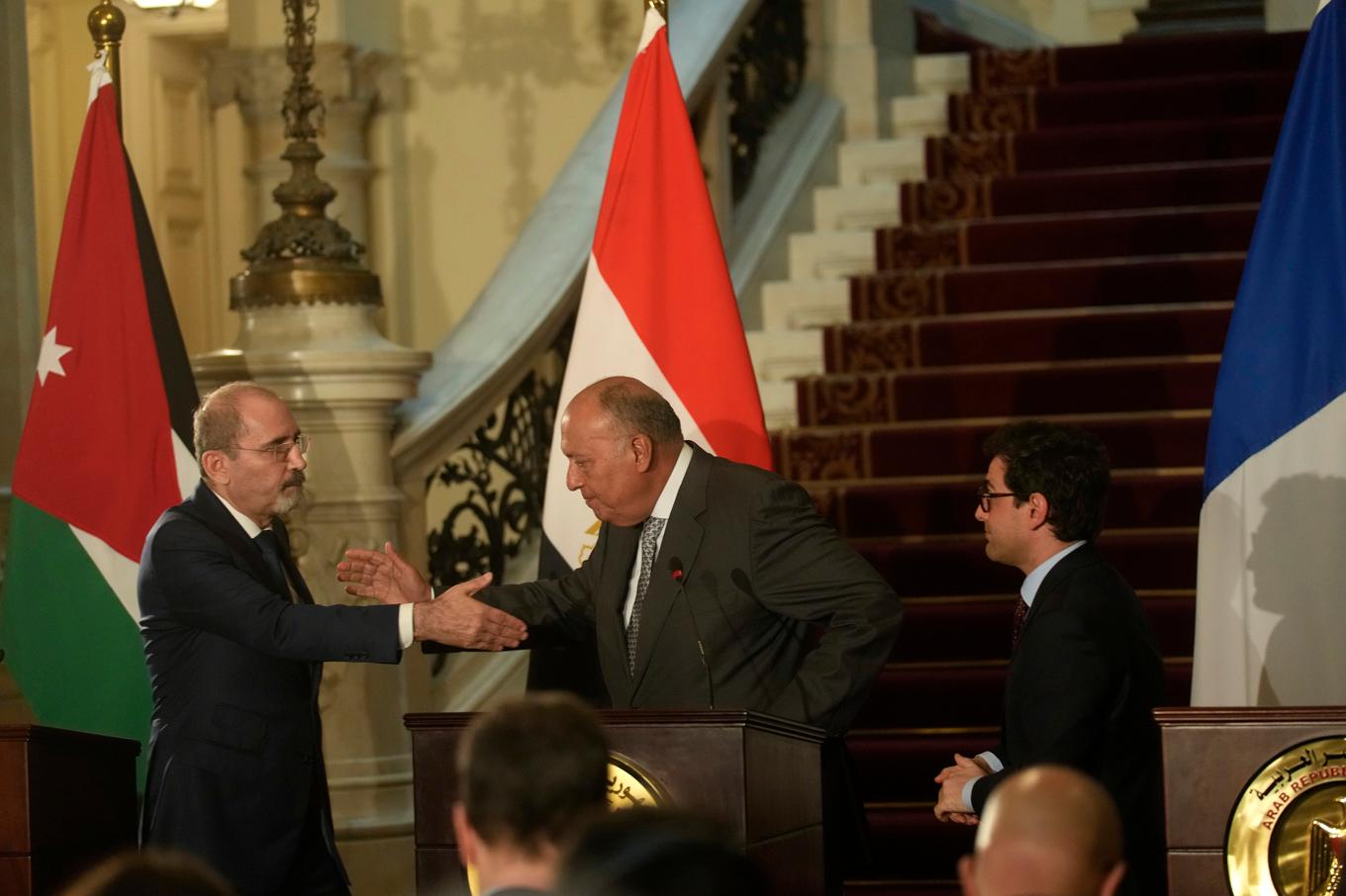 Frankrikes utrikesminister Stéphane Séjourné (höger) med Egyptens utrikesminister Sameh Shoukry och Jordaniens utrikesminister Ayman Safadi (vänster) vid en presskonferens i Kairo. Foto: Amr Nabil/AP/TT