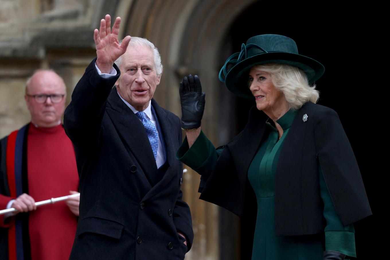 Charles III med hustrun Camilla vid ankomsten till kapellet på söndagen. Foto: Hollie Adams/pool/AP/TT