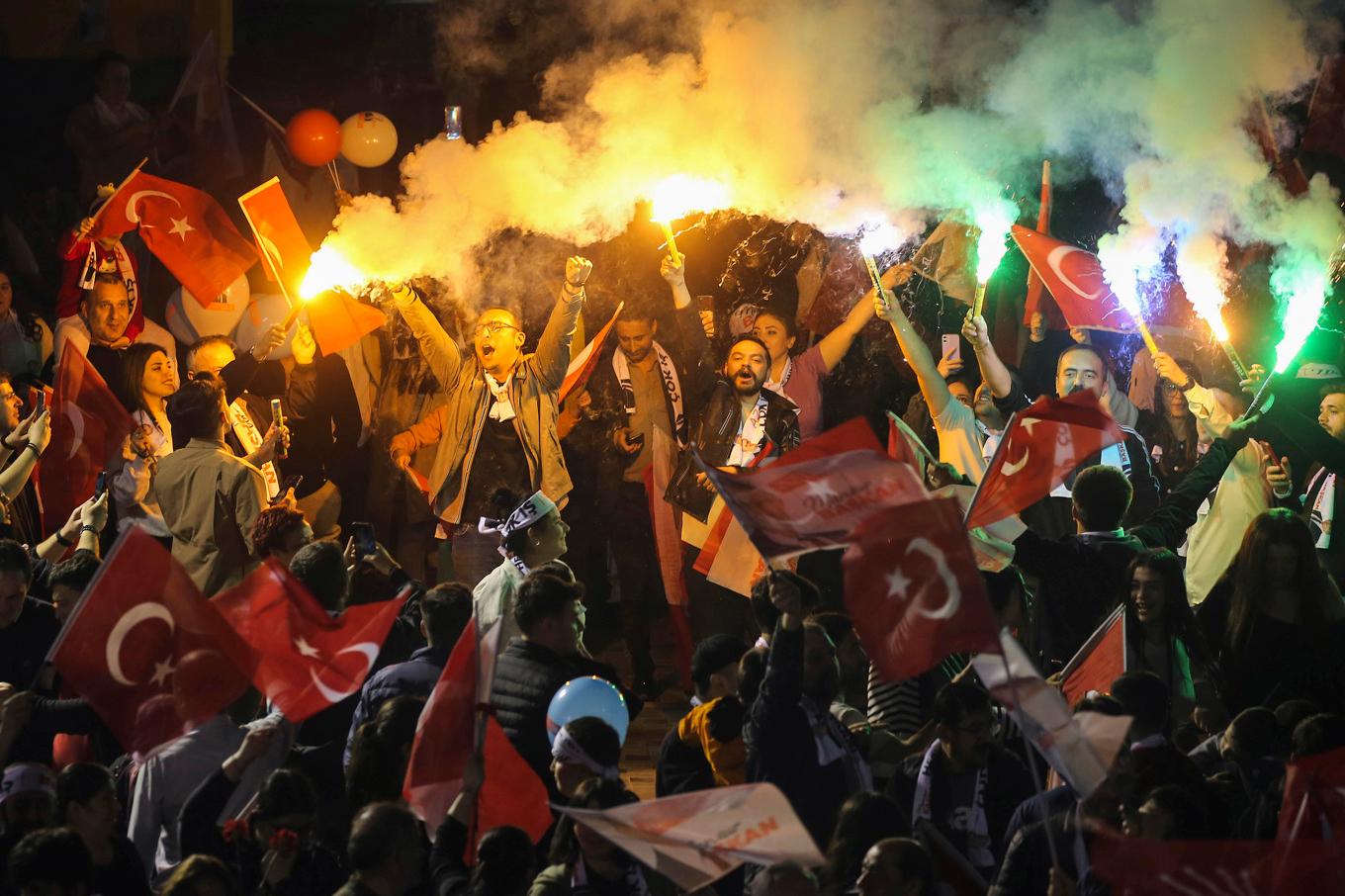 Anhängare till oppositoinspartiet CHP jublar efter uppgifterna om att partiet behåller makten i Ankara. Foto: Ali Unal/AP/TT