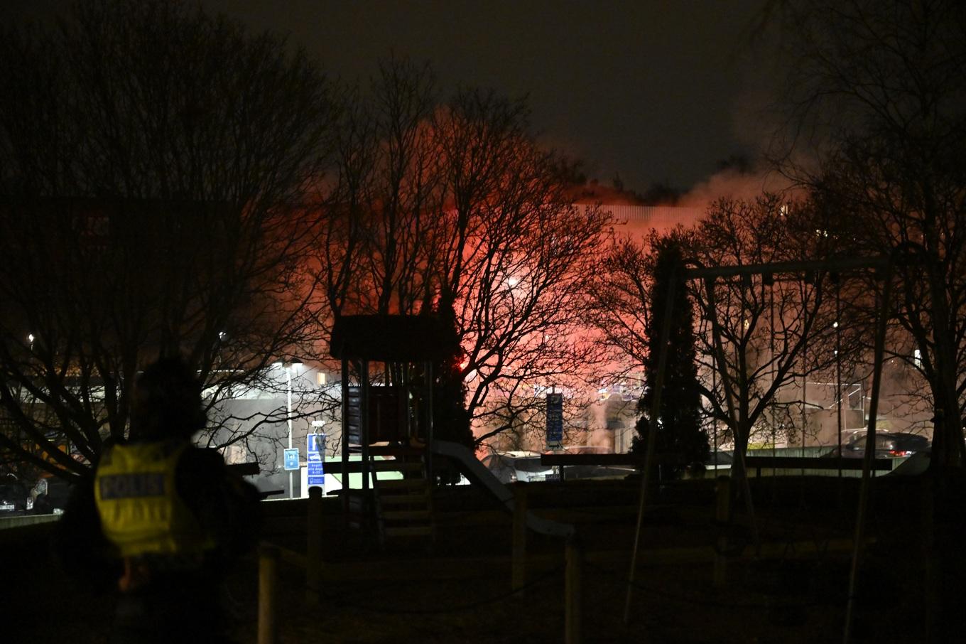 En kraftig brand uppstod kring midnatt natten till annandag påsk i ett parkeringsgarage i Vårberg söder om Stockholm. Foto: Henrik Montgomery/TT
