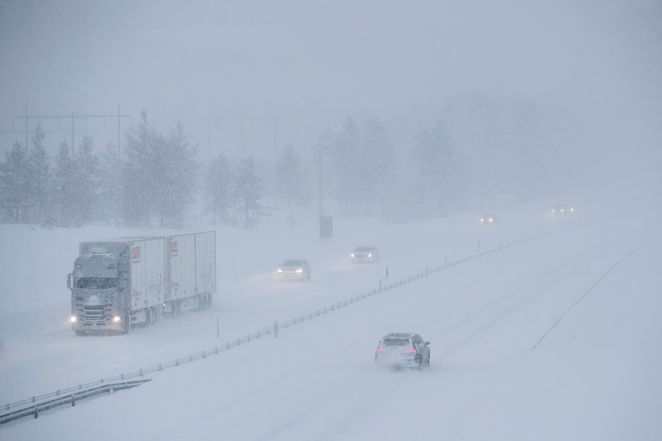 Det kan bli trafikproblem i västra Götaland, sydöstra Östergötland och östra Svealand under tisdagen på grund av snöfall och hårda vindar. Arkivbild. Foto: Mats Andersson/TT