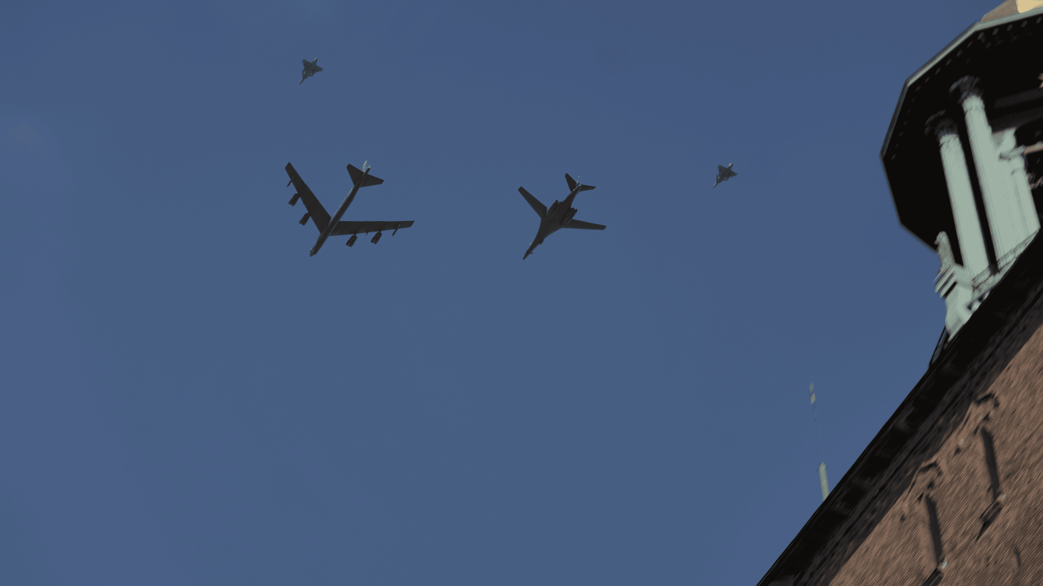 Tänk att Nato krävs för god livsmedelsberedskap, sjukvård och transporter, skriver Lotta Gröning. På bilden flankeras två amerikanska bombflyg av JAS i Stockholm förra veckan. Foto: Marcus Strand