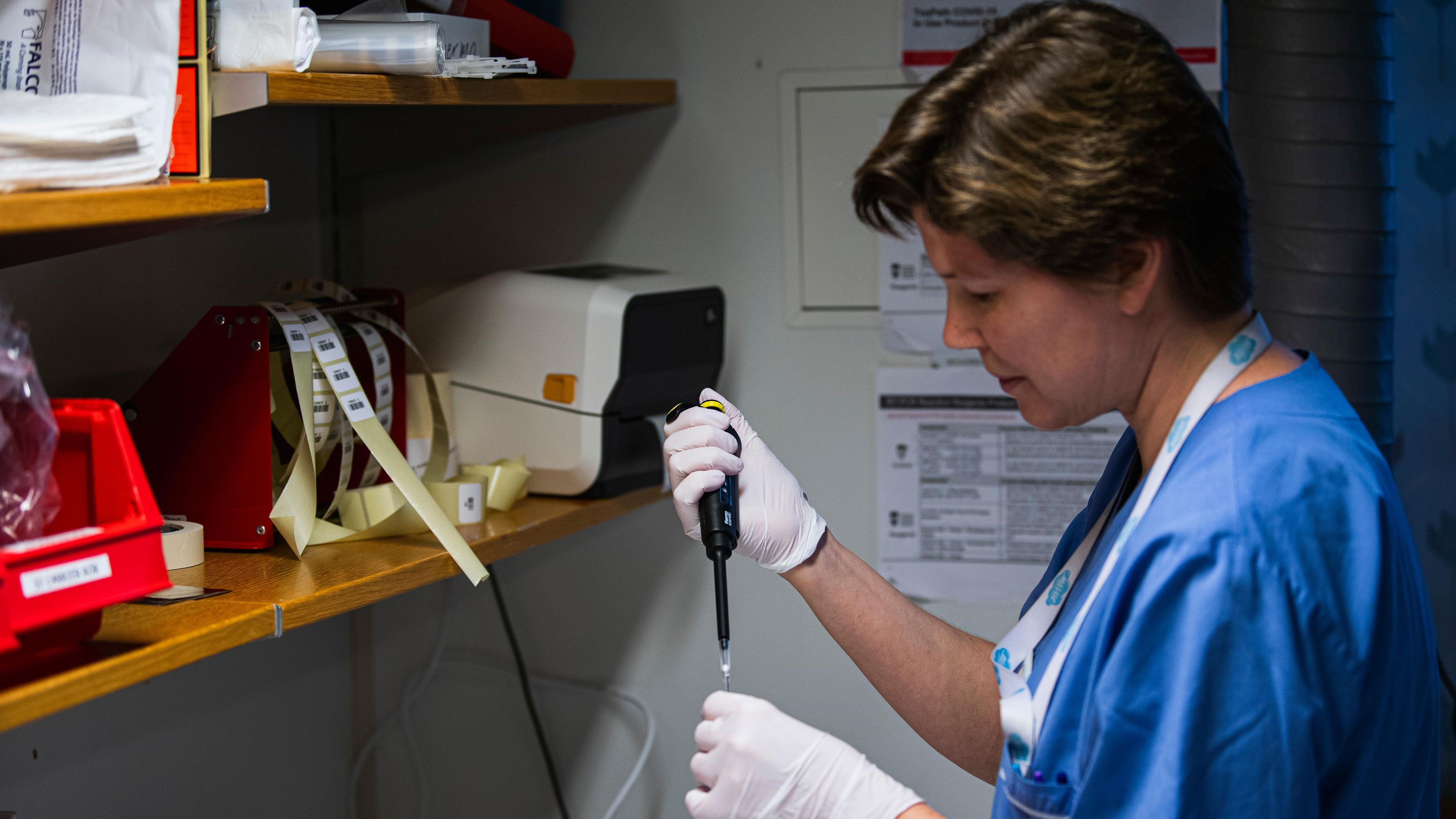 Medicinsk personal förbereder och bearbetar PCR-tester på laboratoriet på Karolinska sjukhuset i Solna, den 7 december 2020. Foto: Jonathan Nackstrand/AFP via Getty Images