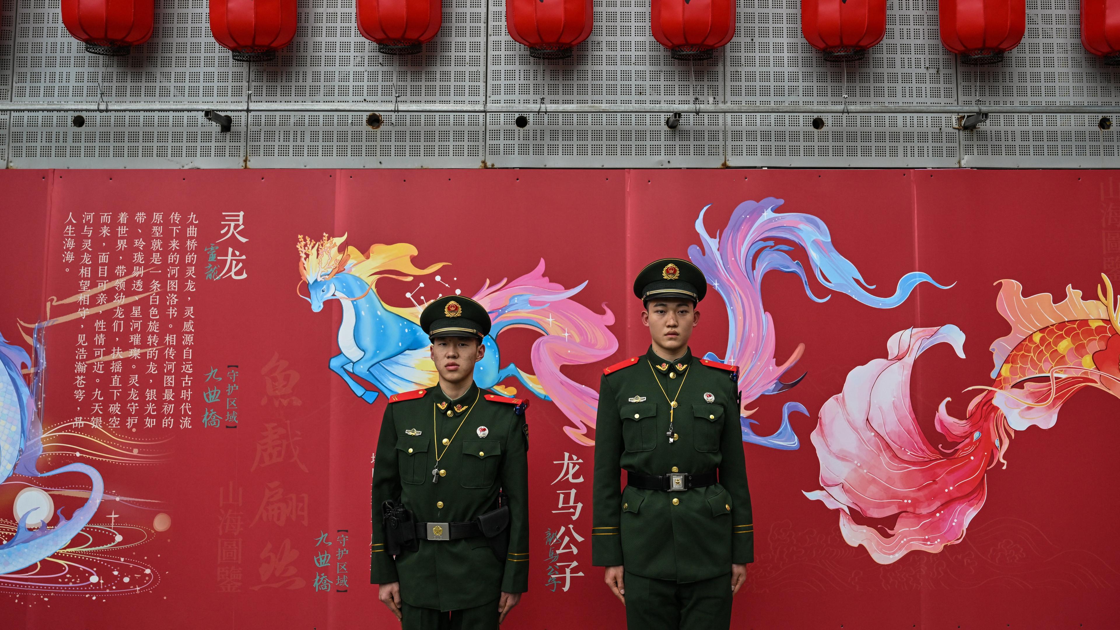 Paramilitära poliser står på vakt utanför Yu Garden i Shanghai på den fjärde dagen av firandet av det nya Drakens år. Foto: Hector Retamal/AFP via Getty Images