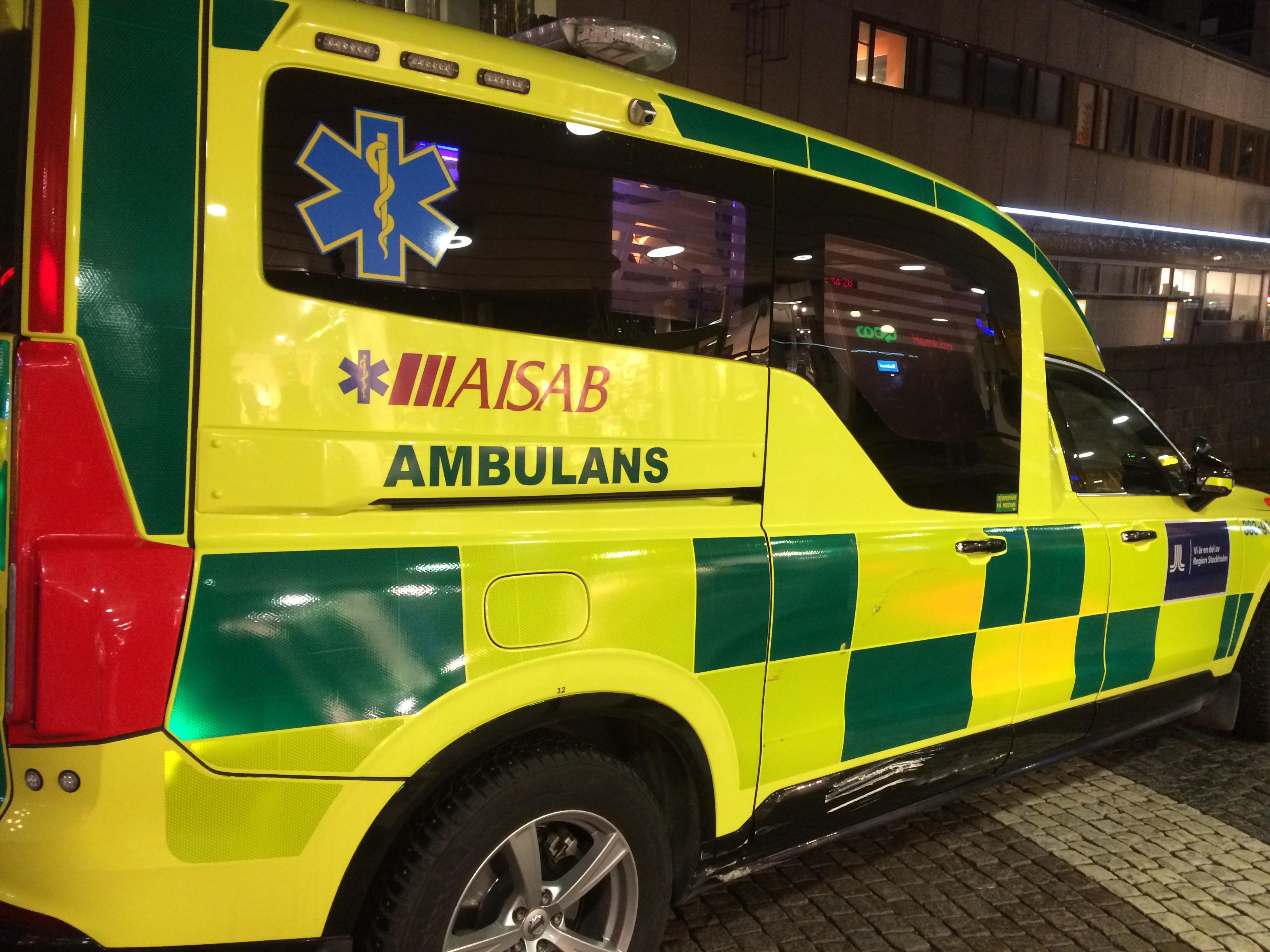 Ambulanspersonal i Uppsala använder skottsäkra västar. Foto: Tony Lingefors