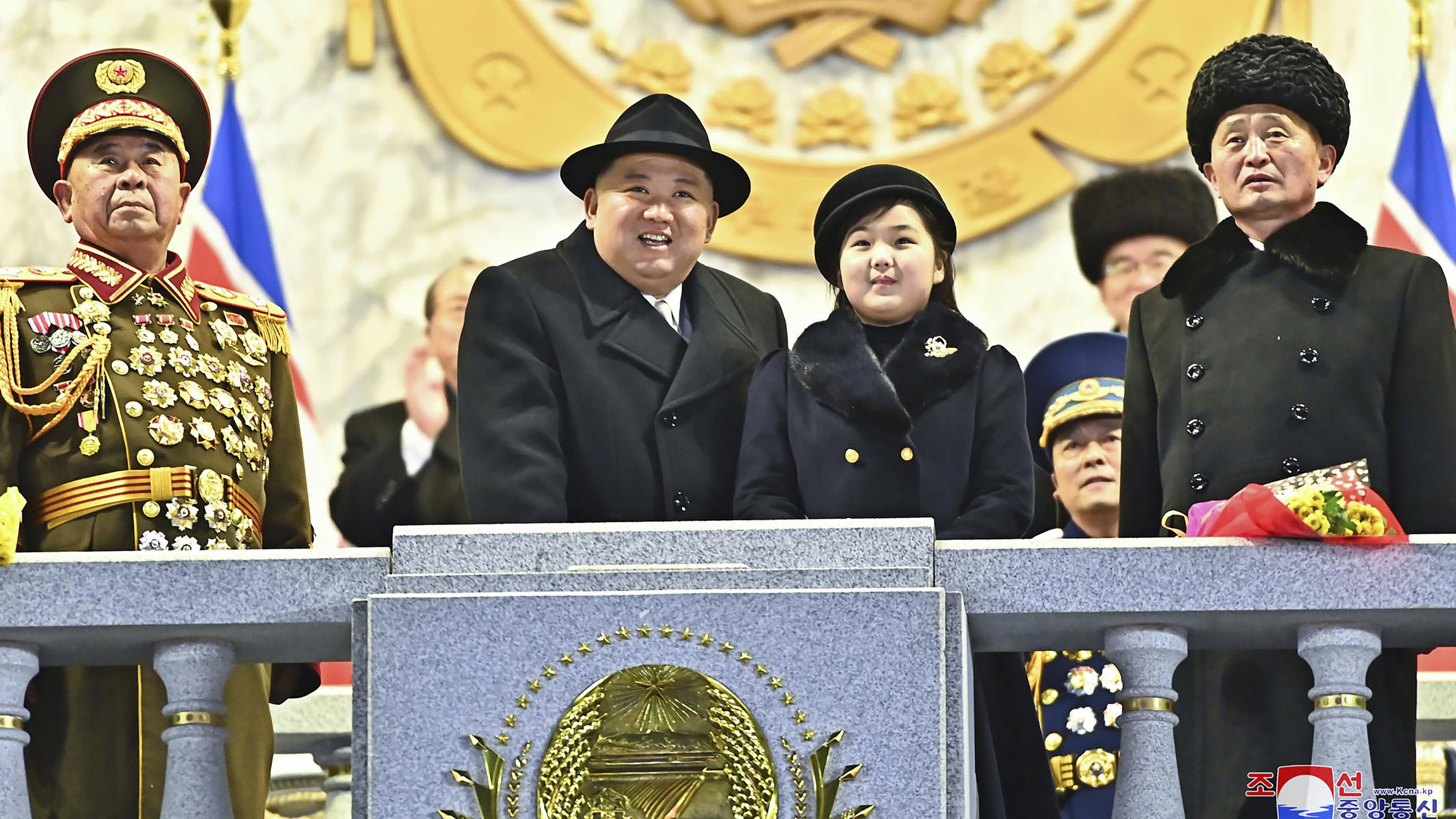 Nordkoreas ledare Kim Jong-Un med sin dotter Kim Ju-Ae i firandet av 75-årsdagen för grundandet av Folkets armé i Nordkorea den 8 februari 2023. Foto: Korean Central News Agency/Korea News Service via AP/TT Nyhetsbyrån