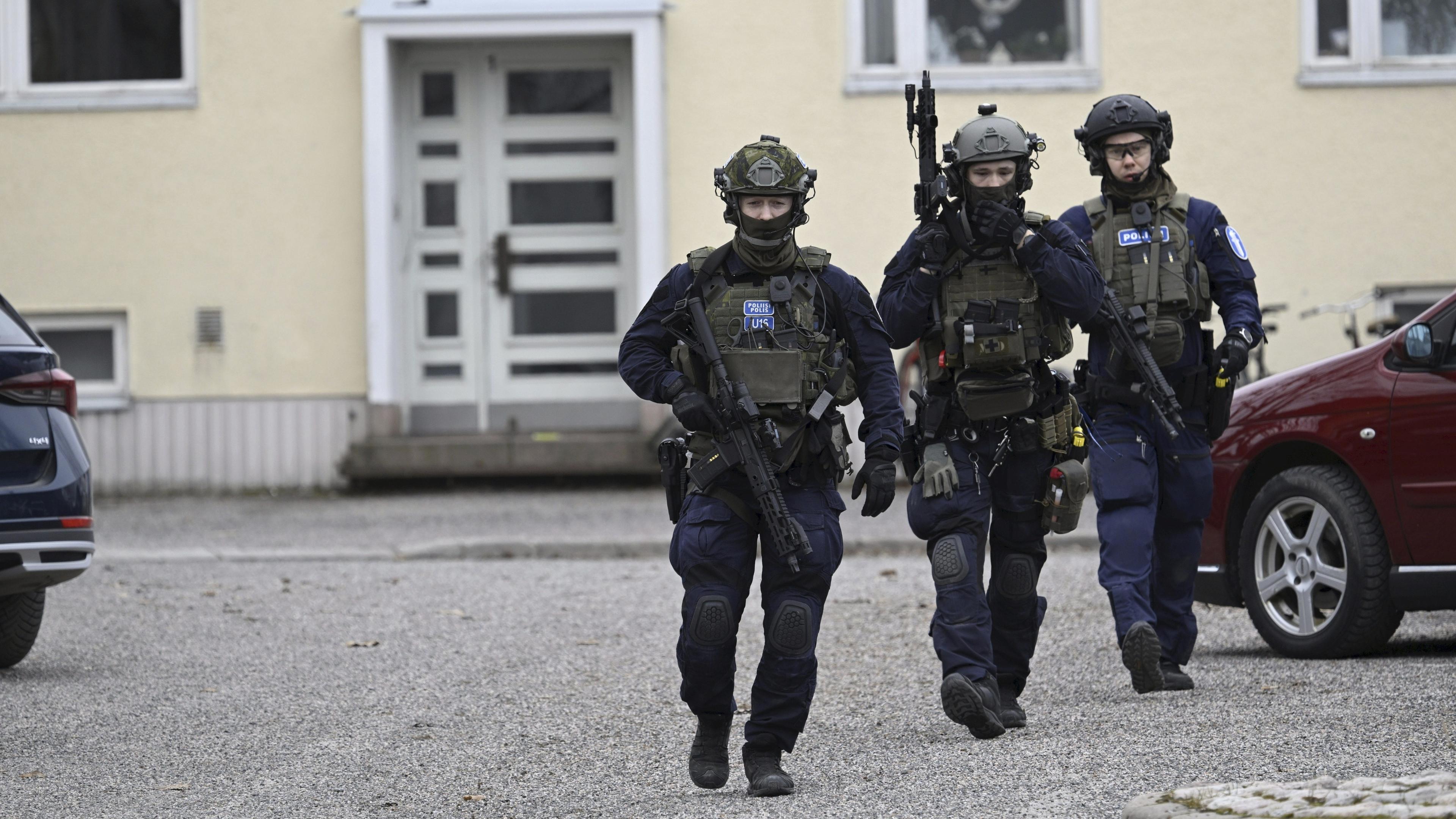 Poliser utanför skola i Vanda där en skottlossning har ägt rum. Foto: Markku Ulander/Lehtikuva/TT