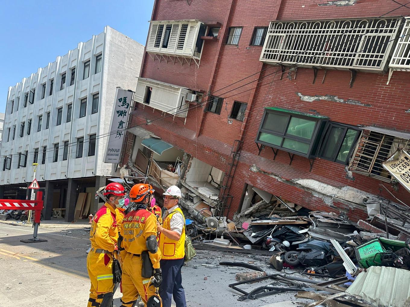 Sökandet efter överlevande pågår sedan flera hus rasat i det kraftiga jordskalvet. Foto: Taiwans brandmyndighet via AP/TT