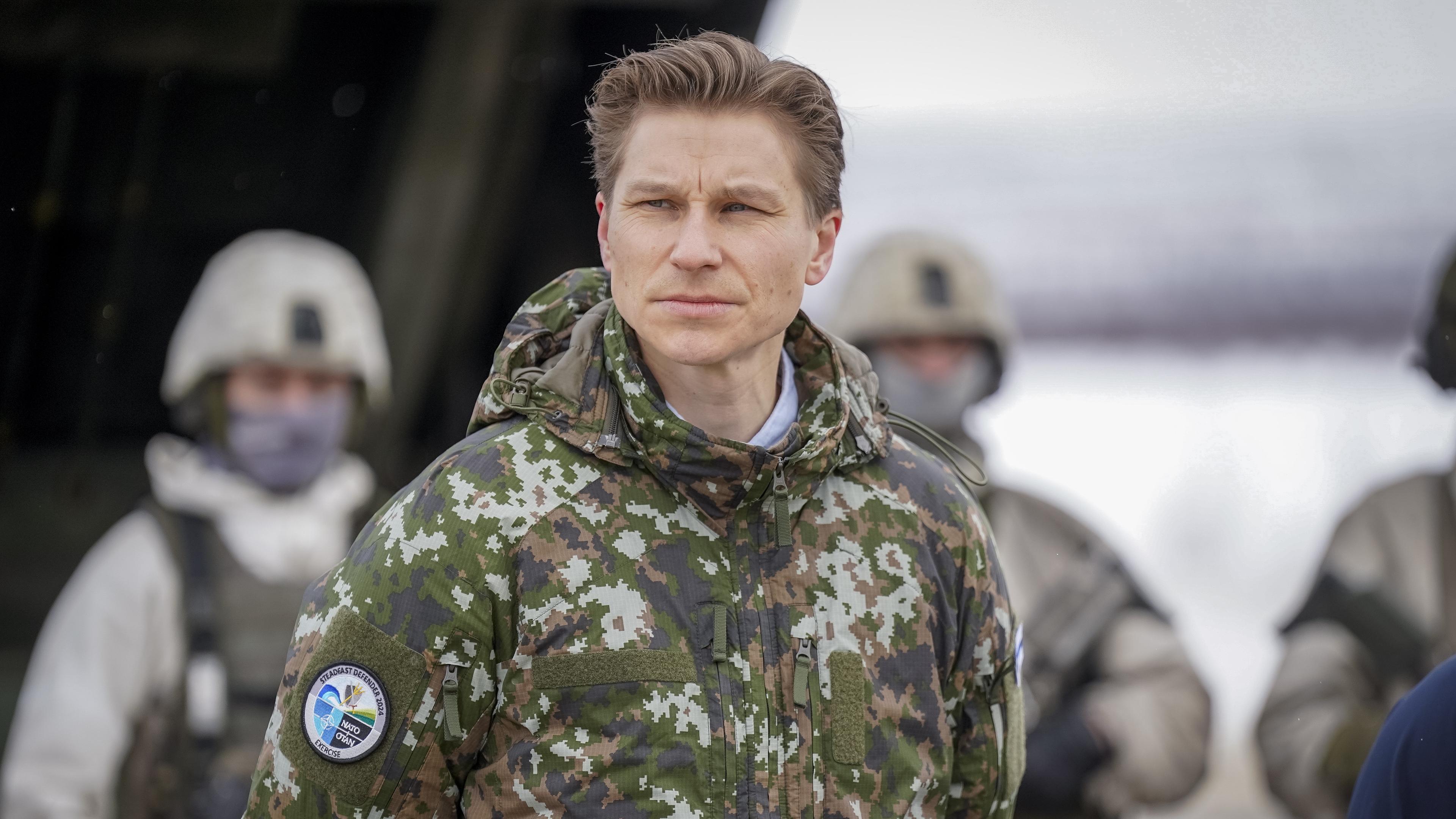 Finlands försvarsminister Antti Häkkänen under en av vårens stora Natoövningar i Norden. Arkivbild. Foto: Heiko Junge/NTB/TT