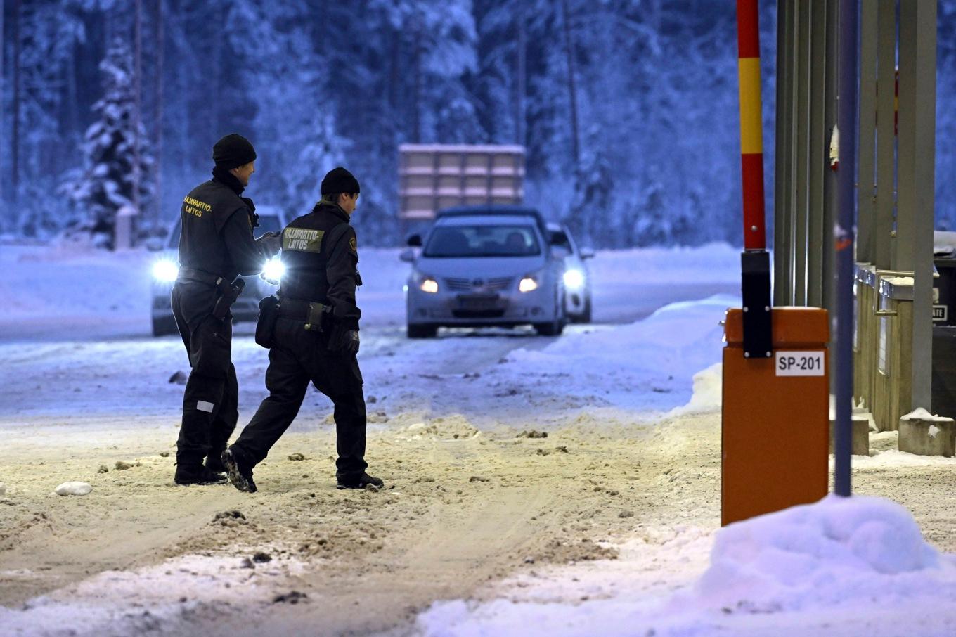 Gränsvakter vid övergången till Ryssland i Virolahti. Arkivbild från december förra året. Foto: Heikki Saukkomaa/Lehtikuva via AP/TT