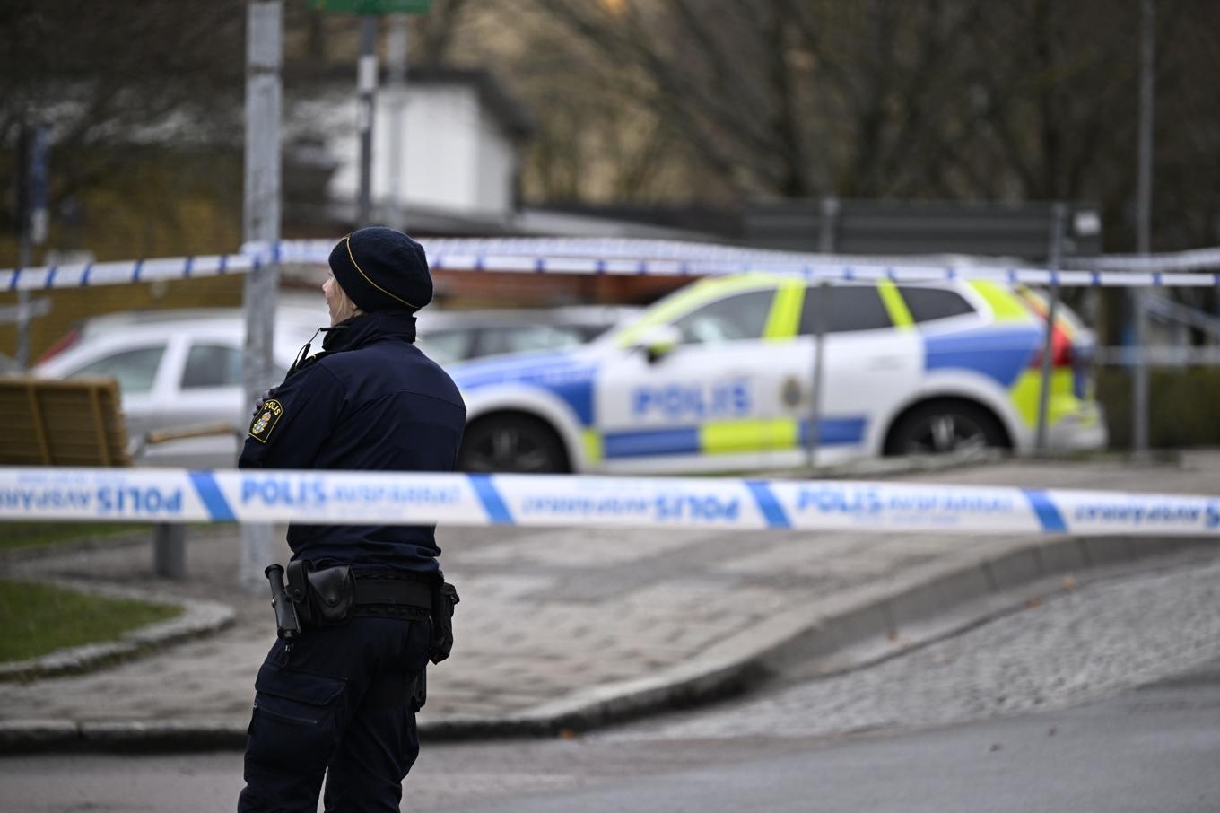 Polis och avspärrningar på Södra Hunnetorpsvägen i Helsingborg efter en skottlossning tidigt på fredagsmorgonen. Foto: Johan Nilsson/TT