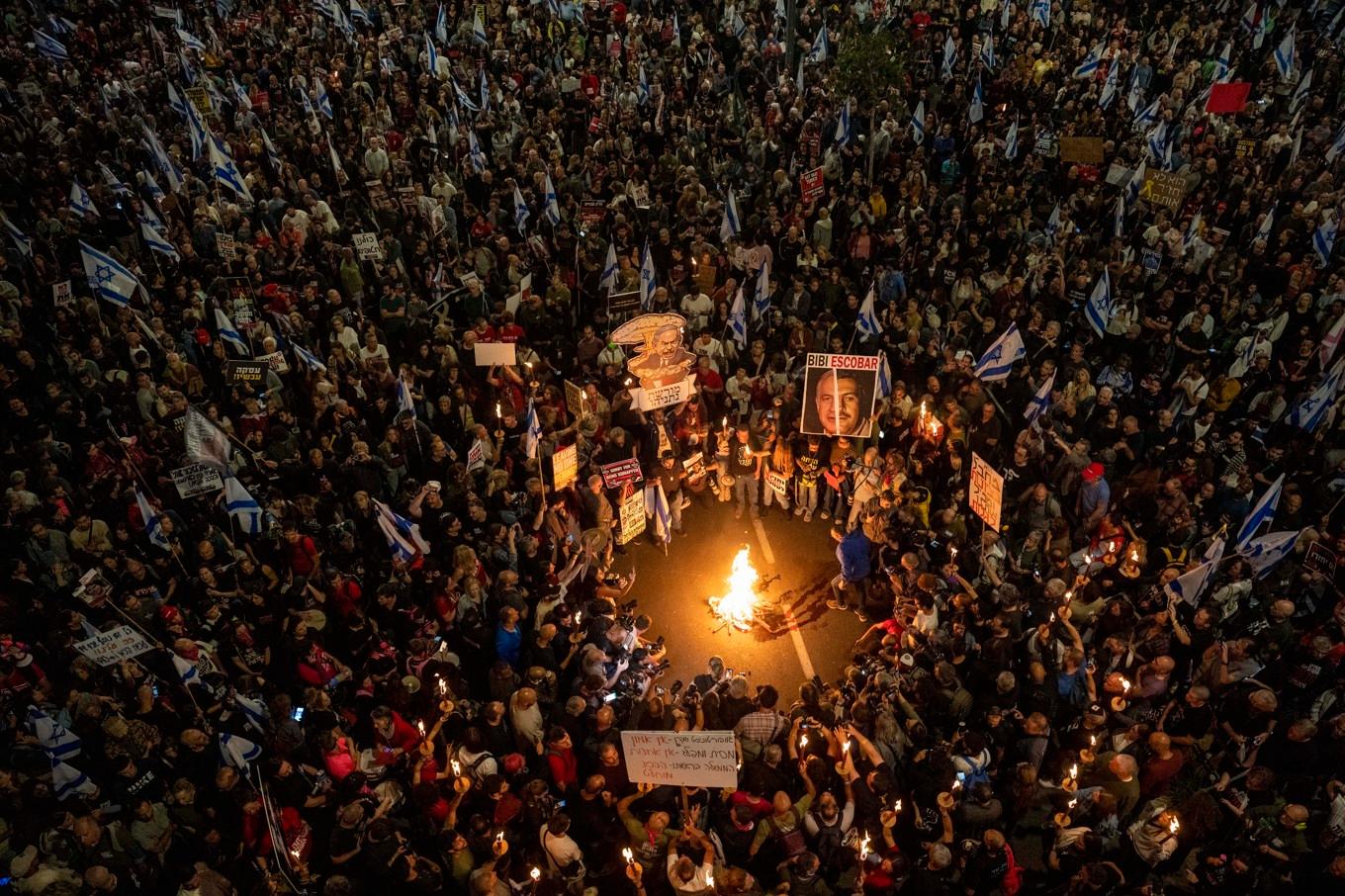 Människor samlas i Tel Aviv för att demonstrera. Foto: Ariel Schalit/AP/TT