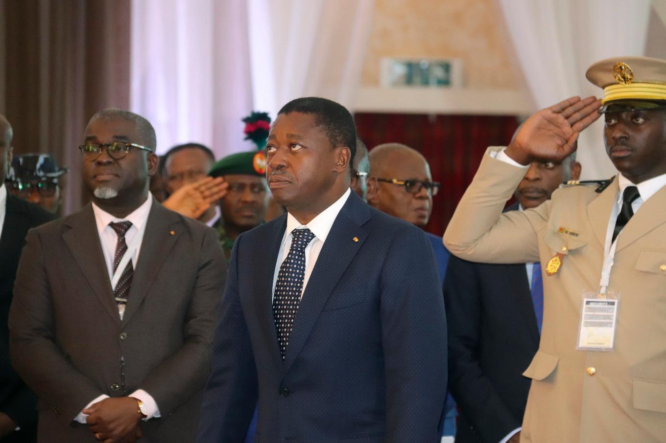 Faure Gnassingbé (mitten) har varit Togos president sedan 2005, då han tog över makten från sin far som styrde landet i 38 år. Arkivbild. Foto: Gbemiga Olamikan/AP/TT