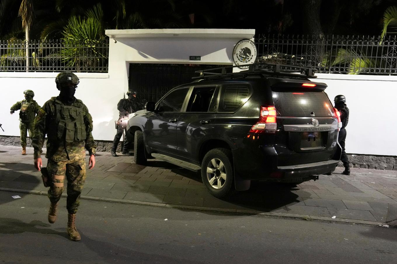 Det var sent på fredagen som polis tog sig in på Mexikos ambassad i den ecuadorianska huvudstaden Quito. Foto: Dolores Ochoa/AP/TT