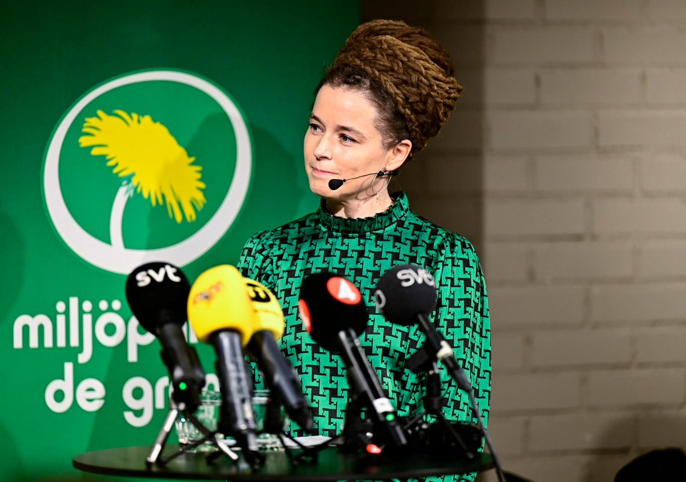 Miljöpartiets valberedning presenterar Amanda Lind som förslag till nytt språkrör under en pressträff på söndagen. Foto: Magnus Lejhall/TT