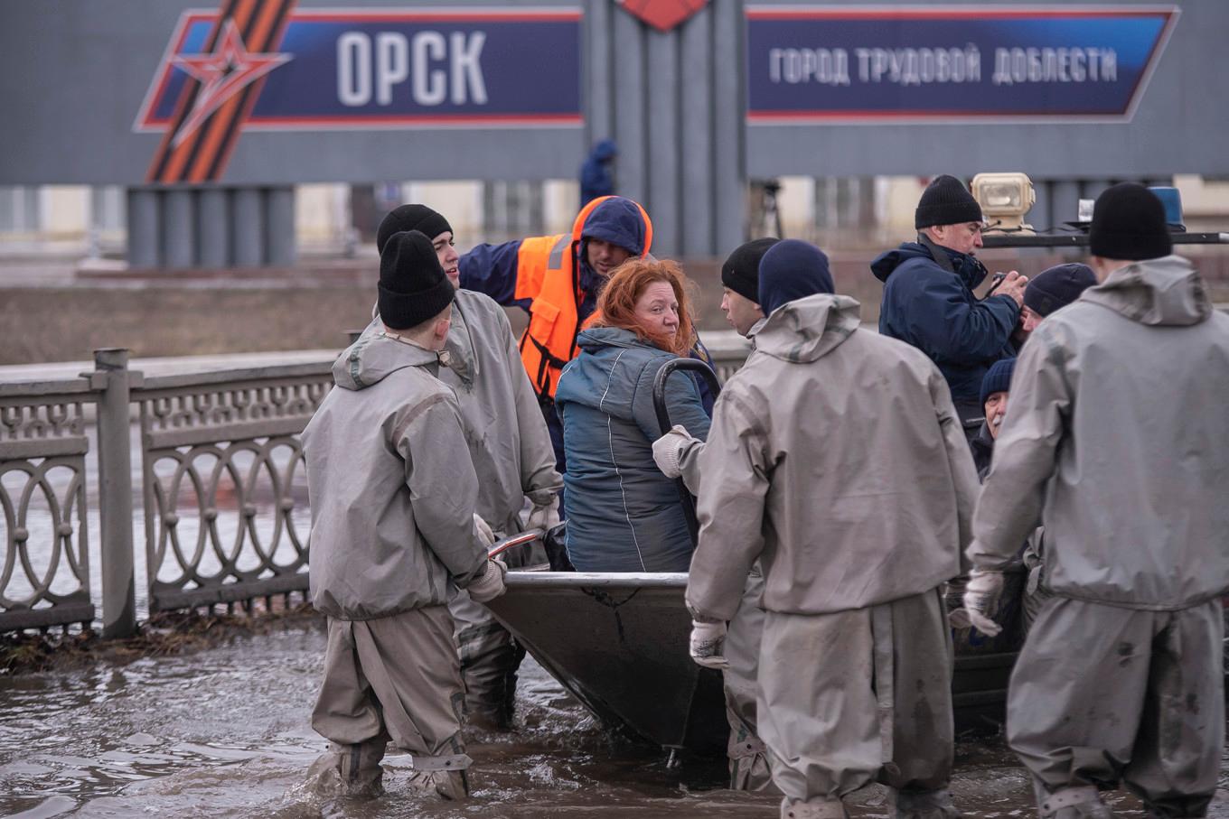 Räddningsarbetare bistår drabbade i ryska Orsk, där ett dammbrott och vårflod har lett till stora översvämningar och ovanligt nog, demonstrationer mot myndigheterna. Foto: AP/TT