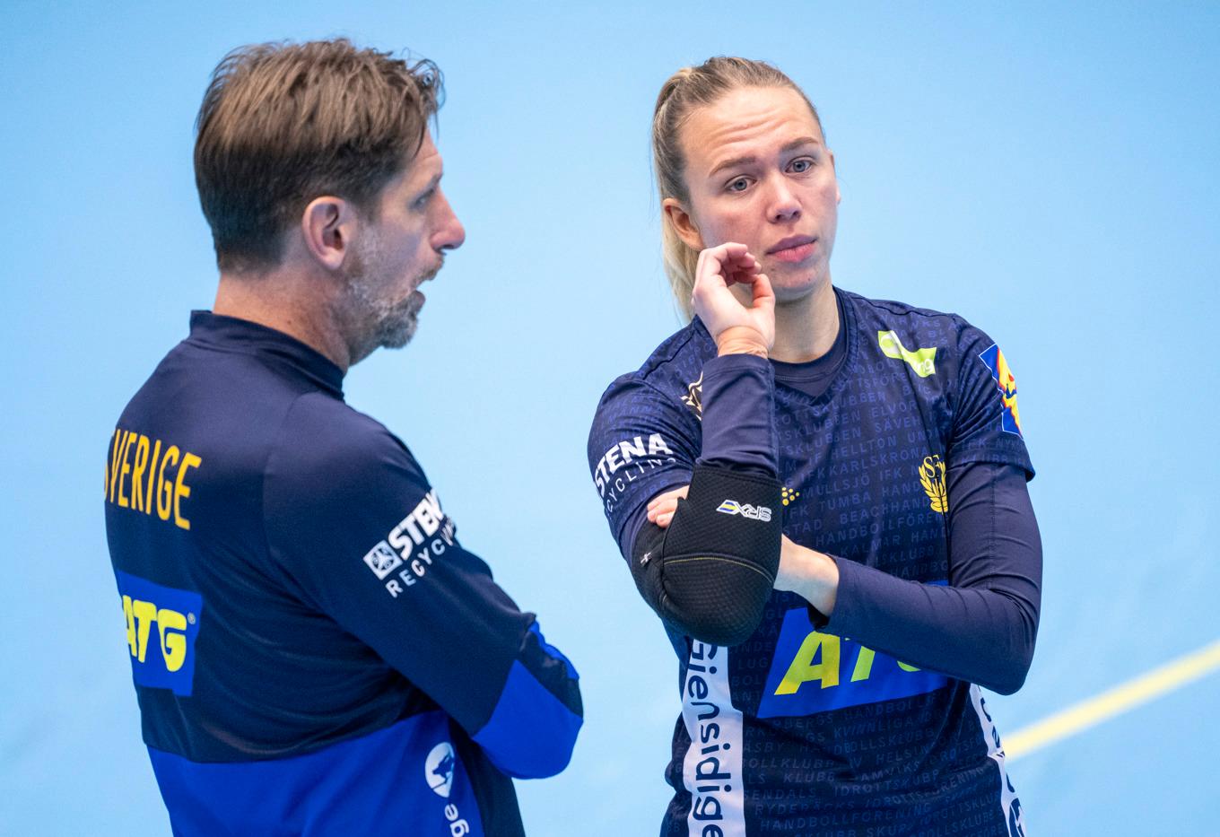 Förbundskaptenen Tomas Axnér och Jenny Carlsson får vänta till söndag för att få visshet i om det väntar OS-spel i sommar. Arkivbild. Foto: Johan Nilsson/TT