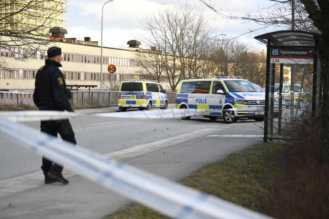Området vid gångtunneln i Skärholmen spärrades av efter att en man blev skjuten i onsdags kväll. Foto: Oscar Olsson/TT