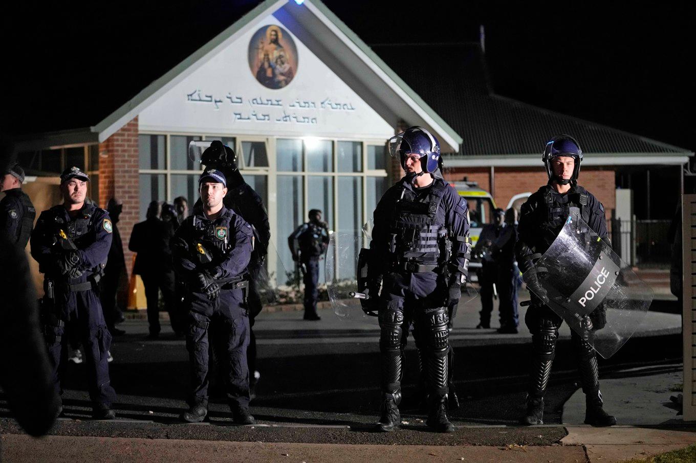 Polis utanför den assyriska kyrkan där attacken skedde. Foto: Mark Baker/AP/TT
