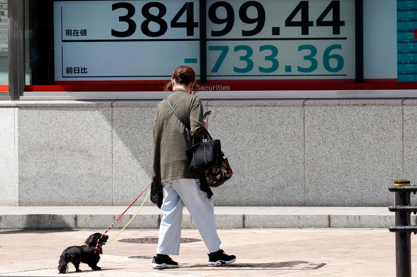 De ledande börserna i Asien backade under förmiddagshandeln på tisdagen. Arkivbild. Foto: Eugene Hoshiko/AP/TT