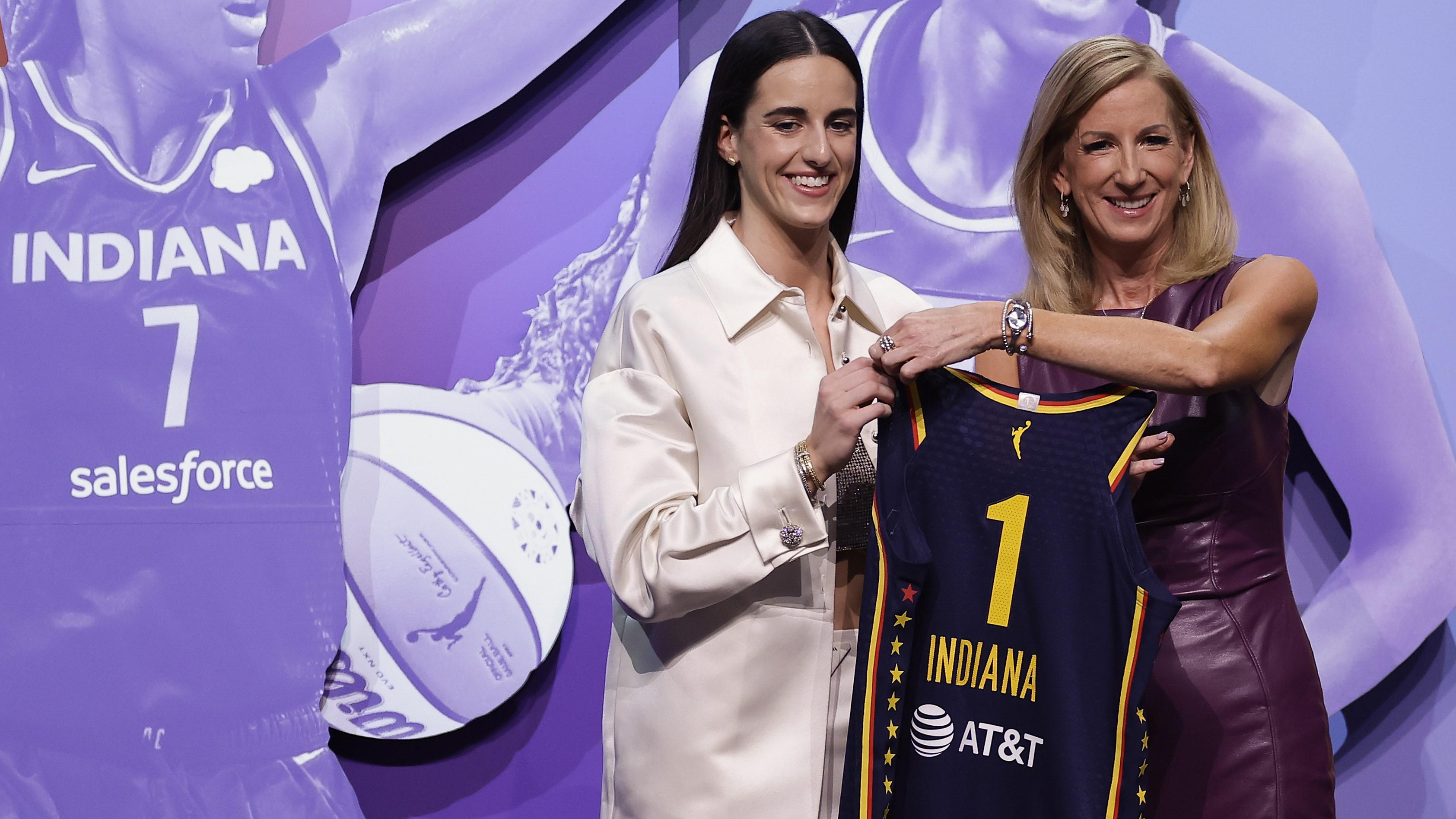 Guarden Caitlin Clark valdes som nummer ett i WNBA-draften av Indiana Fever. Foto: Adam Hunger/AP/TT