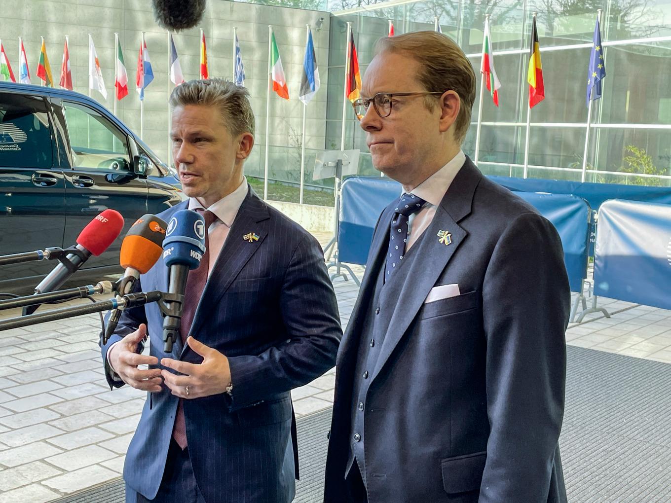Försvarsminister Pål Jonson och utrikesminister Tobias Billström på väg in till måndagens EU-möte i Luxemburg. Foto: Wiktor Nummelin/TT