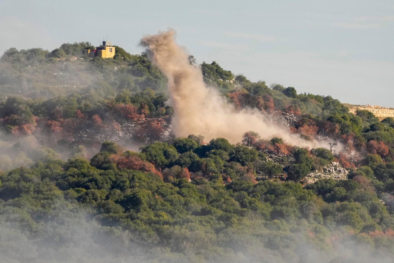Rök stiger efter en israelisk attack mot en libanesisk by i december. Foto: Hassan Ammar/AP/TT