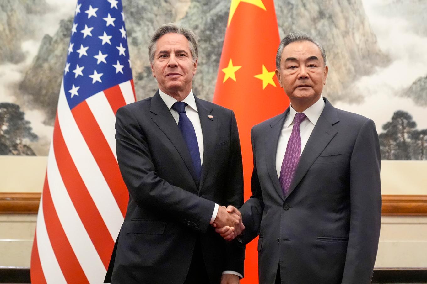 USA:s utrikesminister Antony Blinken och hans kinesiske motsvarighet Wang Yi vid mötet i Peking på fredagen. Foto: Mark Schiefelbein/AP/TT