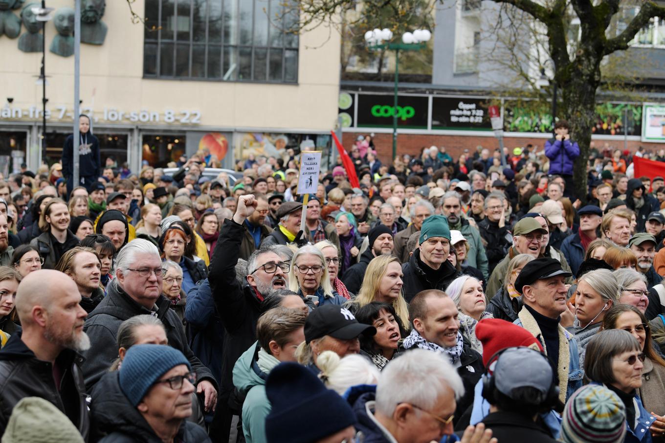 Runt tusen personer samlades på torget i Gubbängen vid lunchtid på lördagen. Foto: Oscar Olsson/TT