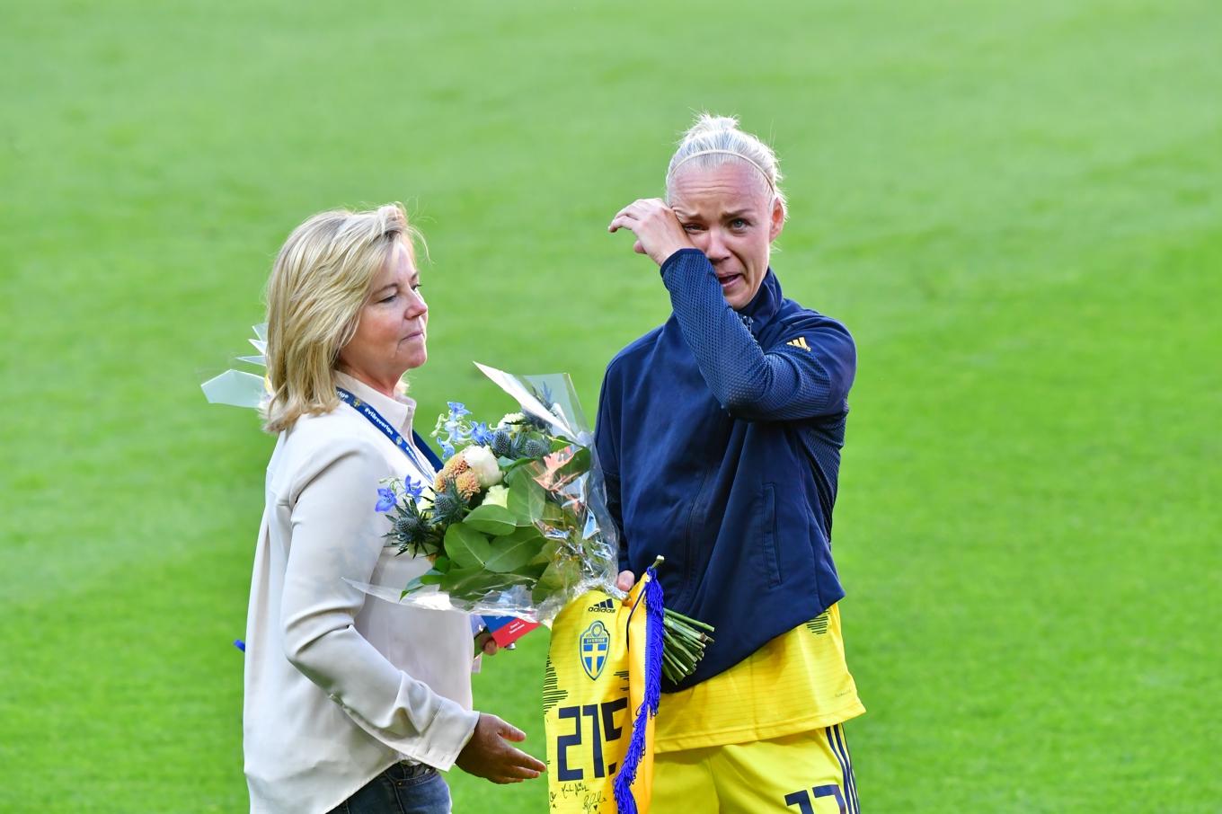 Caroline Seger hyllas av landslagschefen Marika Domanski Lyfors efter sin 215:e landskamp 2021. Arkivbild. Foto: Jonas Ekströmer/TT