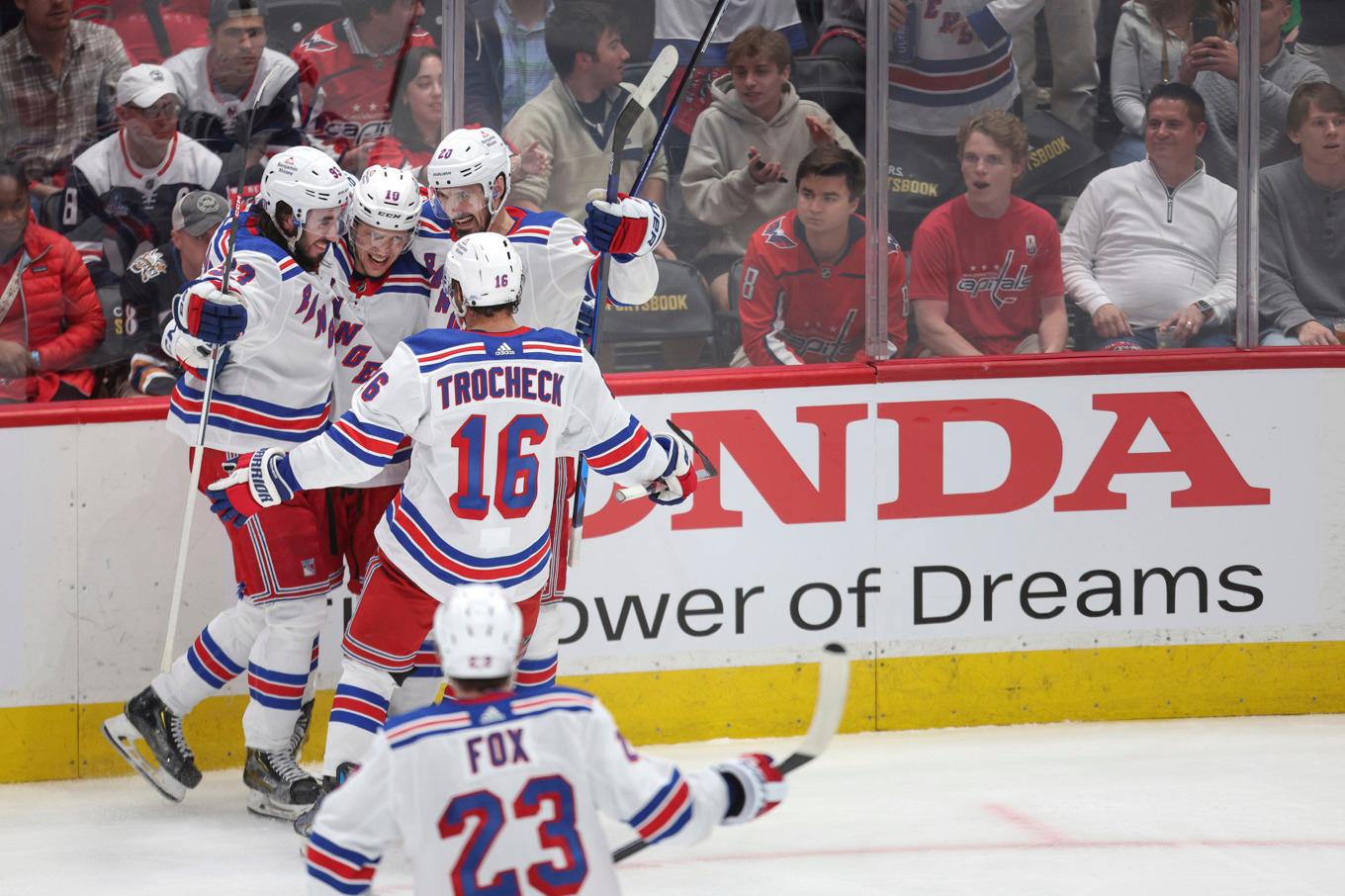 New York Rangers är klara för kvartsfinal i NHL-slutspelet och svenske stjärnan Mika Zibanejad, till vänster, har bidragit starkt till det. Foto: Tom Brenner/AP/TT