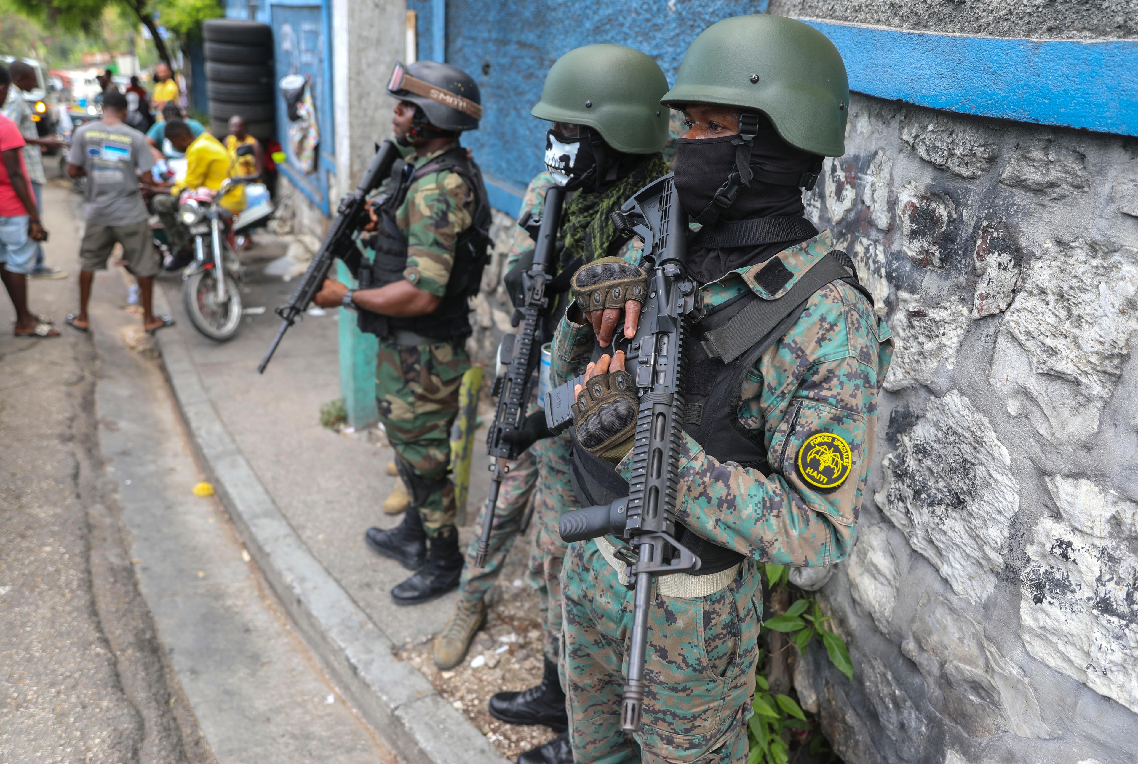 Beväpnad polis vaktar den byggnad där Haitis nya ministrar utses i Haitis huvudstad Port-au-Prince. Foto: Odelyn Joseph/AP/TT