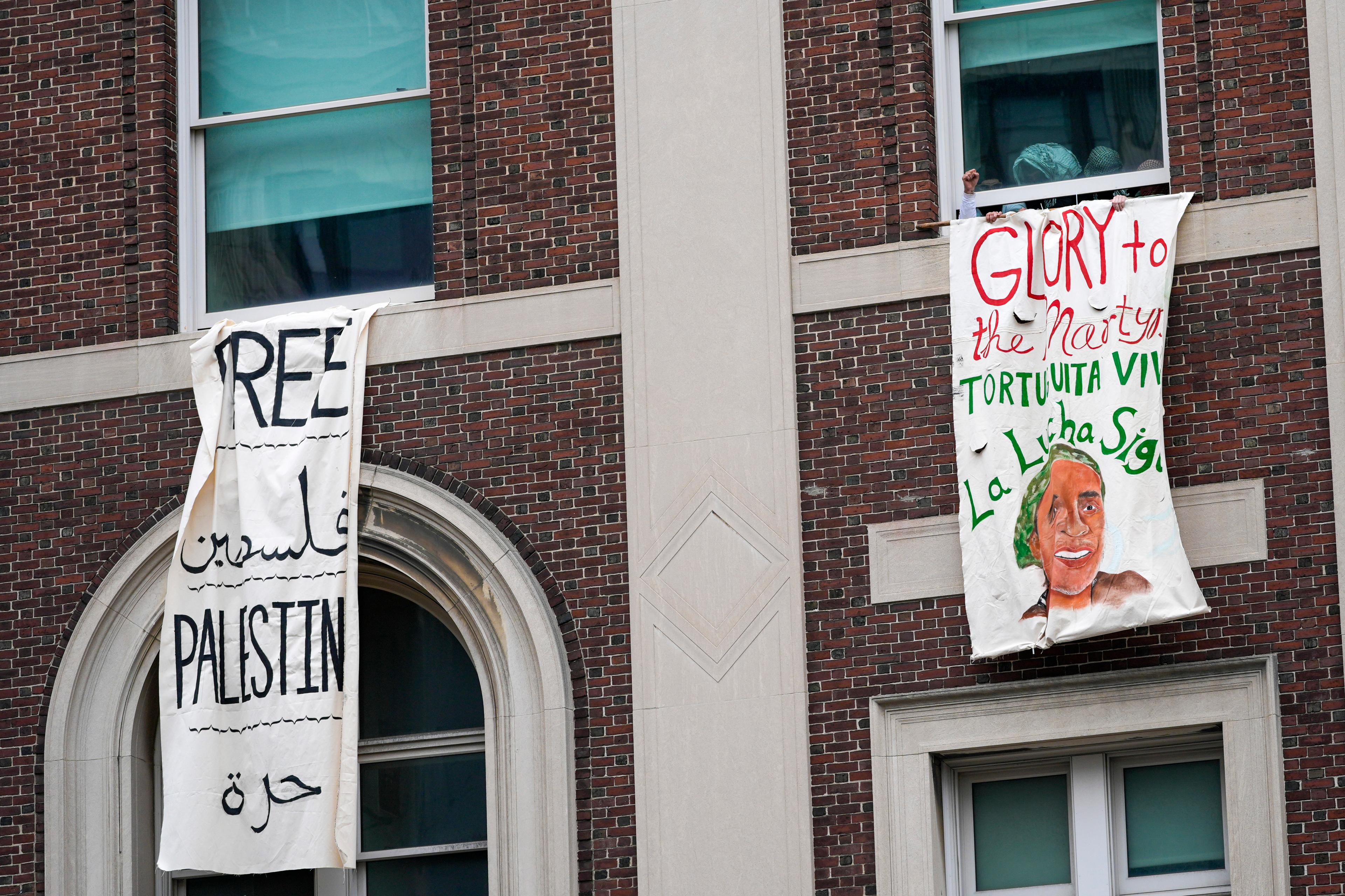 Demonstranter syns genom fönstren på Hamilton Hall, Columbia University i New York. Foto: Mary Altaffer/AP/TT