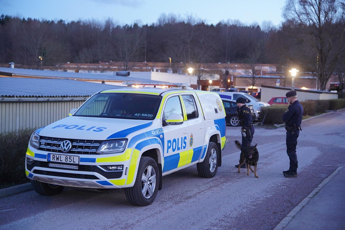 Polis, ambulans och avspärrningar efter att tonårspojken mördats i stadsdelen Navestad i Norrköping 14 april. Foto: Niklas Luks/TT