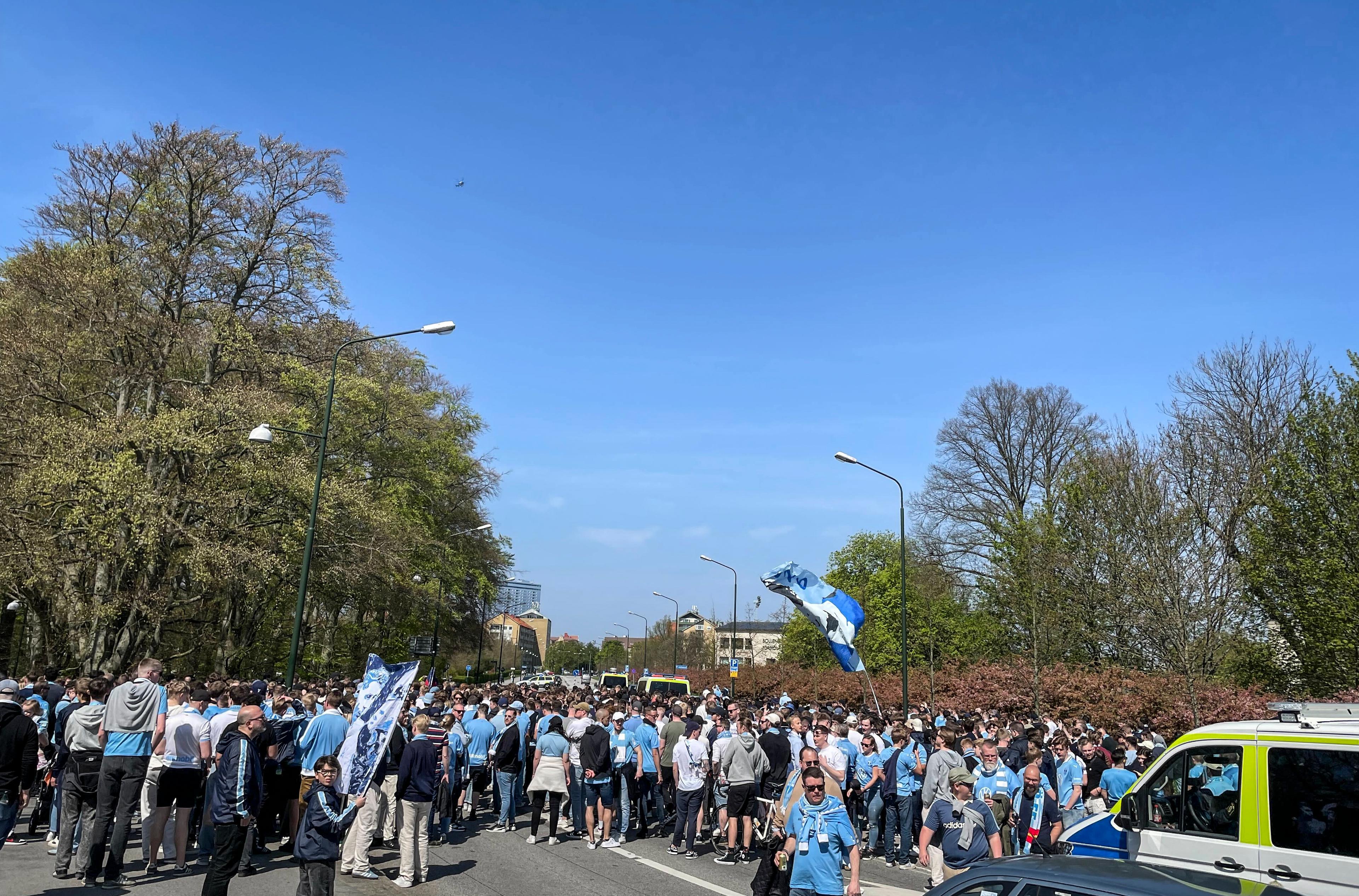 Malmö FF-supportrar tågar mot Eleda stadion med polisen i släptåg inför finalen i svenska cupen mellan MFF och Djurgården. Foto: Daniel Kihlström/TT
