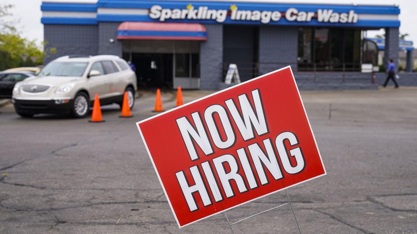 Det skapades fler jobb i USA i april än förväntat. Arkivbild. Foto: Michael Conroy/AP-TT