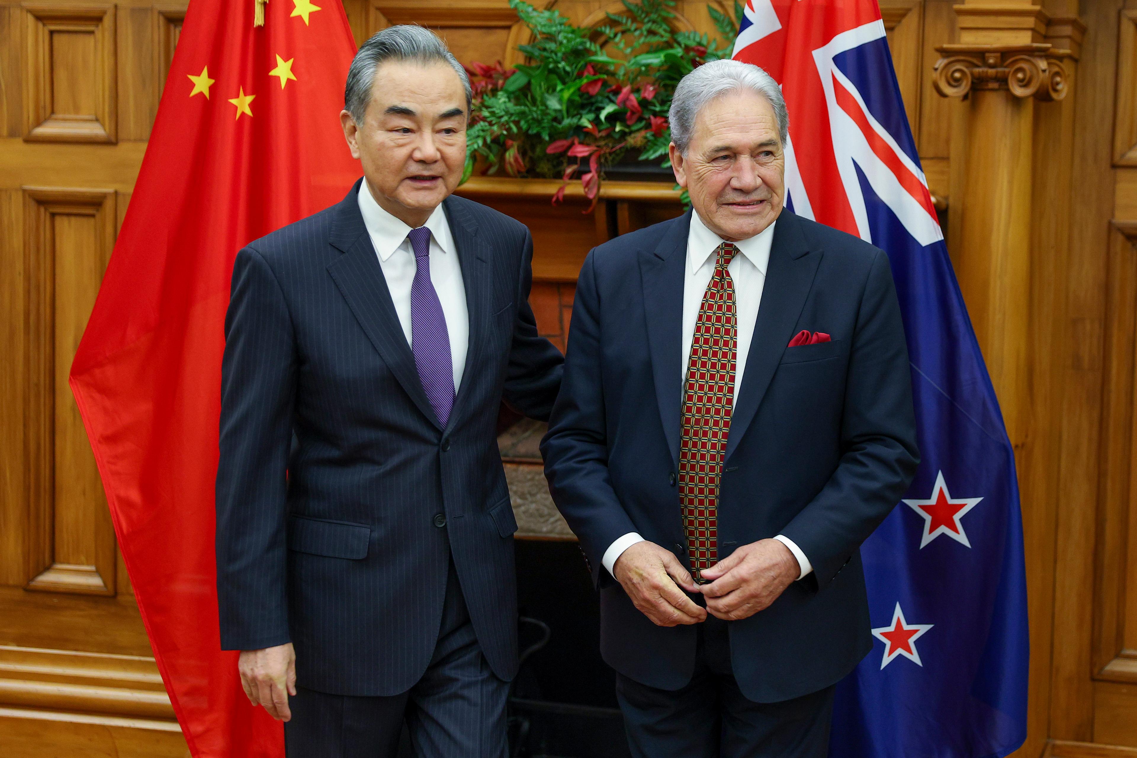 Bild från ett möte mellan Kinas utrikesminister Wang Yi och Nya Zeelands utrikesminister Winston Peters tidigare i år. Foto: Hagen Hopkins/AP/TT