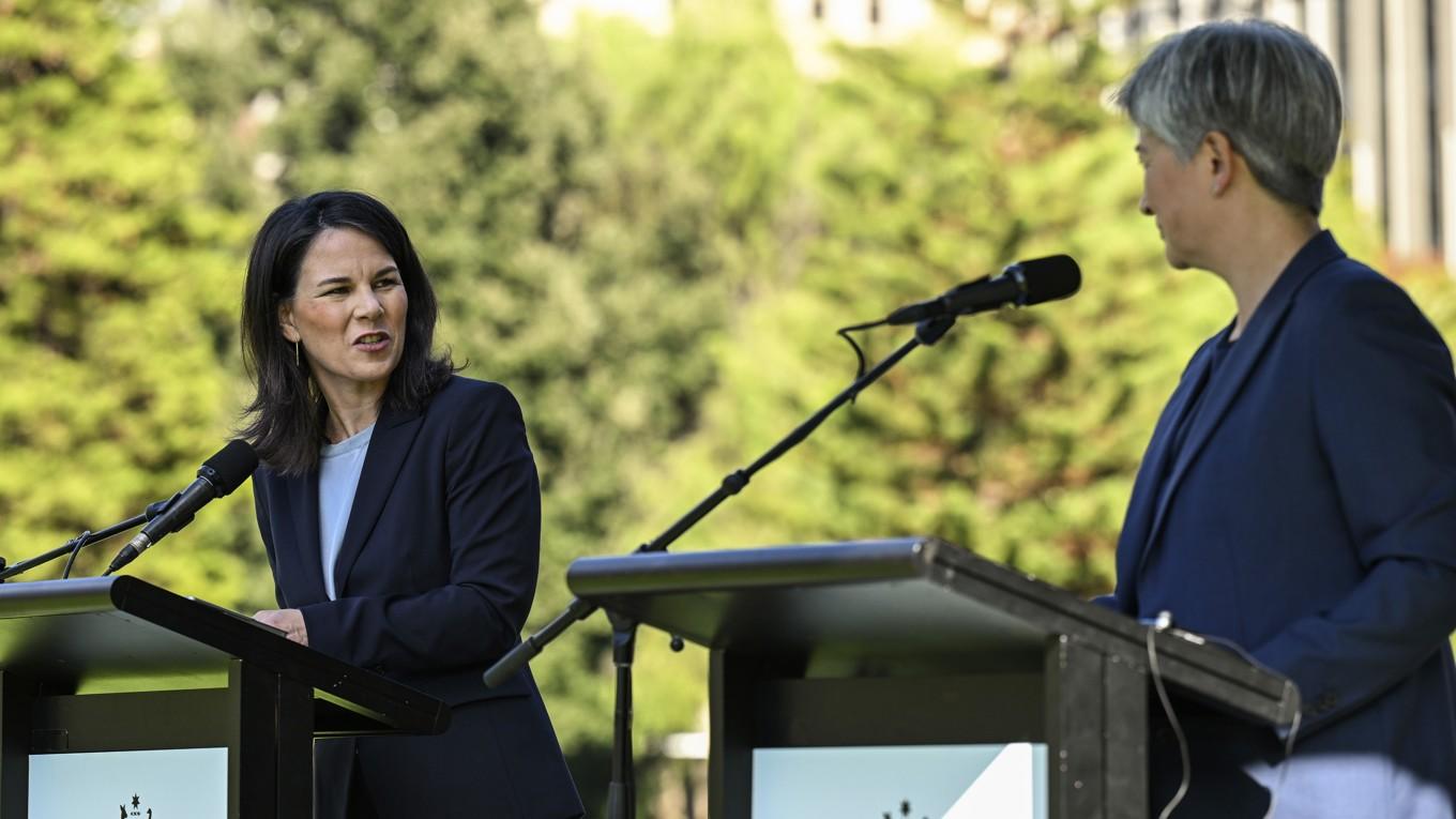 Tysklands utrikesminister Annalena Baerbock och Australiens utrikesminister Penny Wong under en gemensam pressträff i Adelaide i Australien. Baerbock är just nu på besök i Australien. Foto: Michael Errey/AP/TT