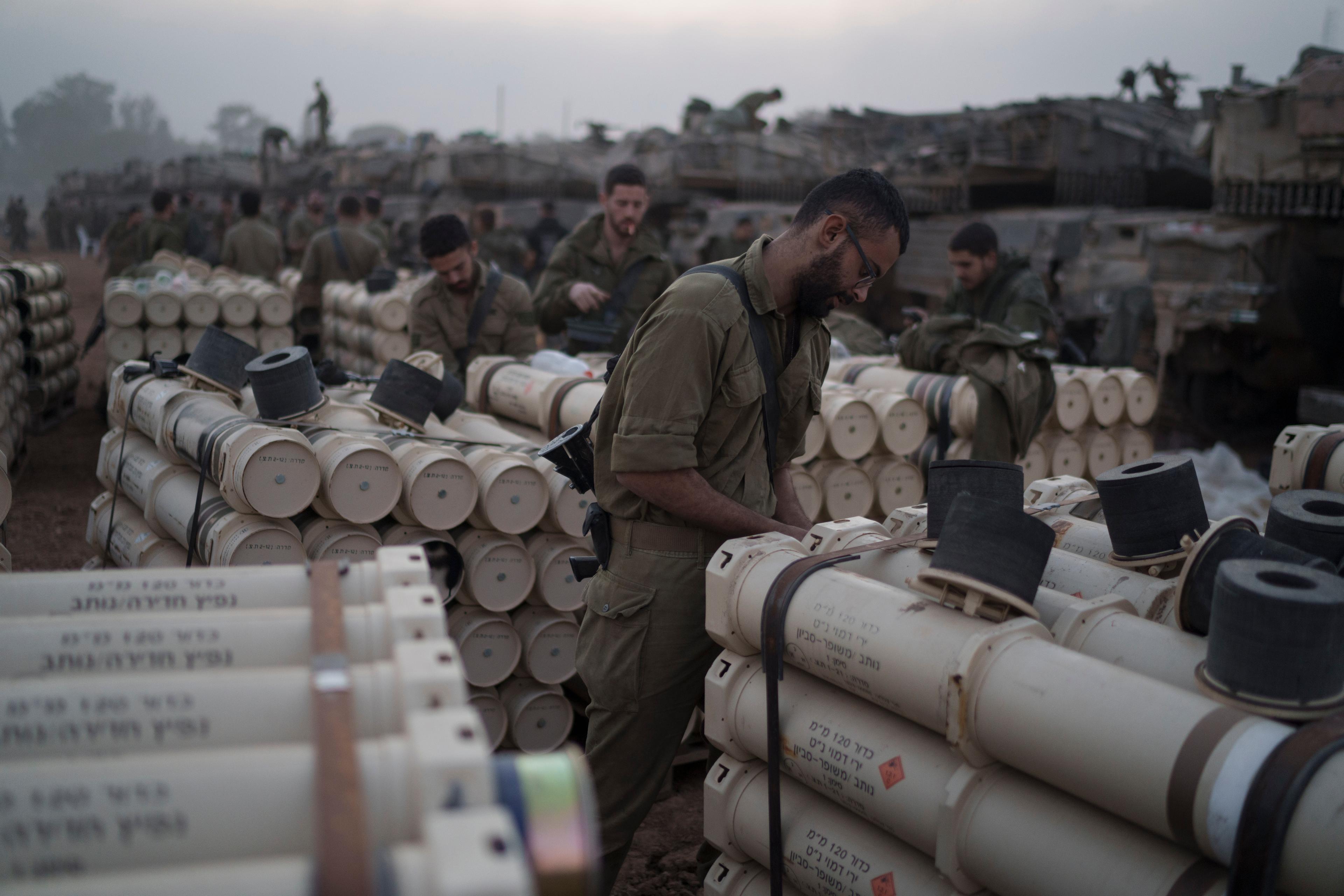 Israeliska soldater vid artillerilager nära gränsen till Gaza. Bild från 1 januari. Foto: Leo Correa/AP/TT