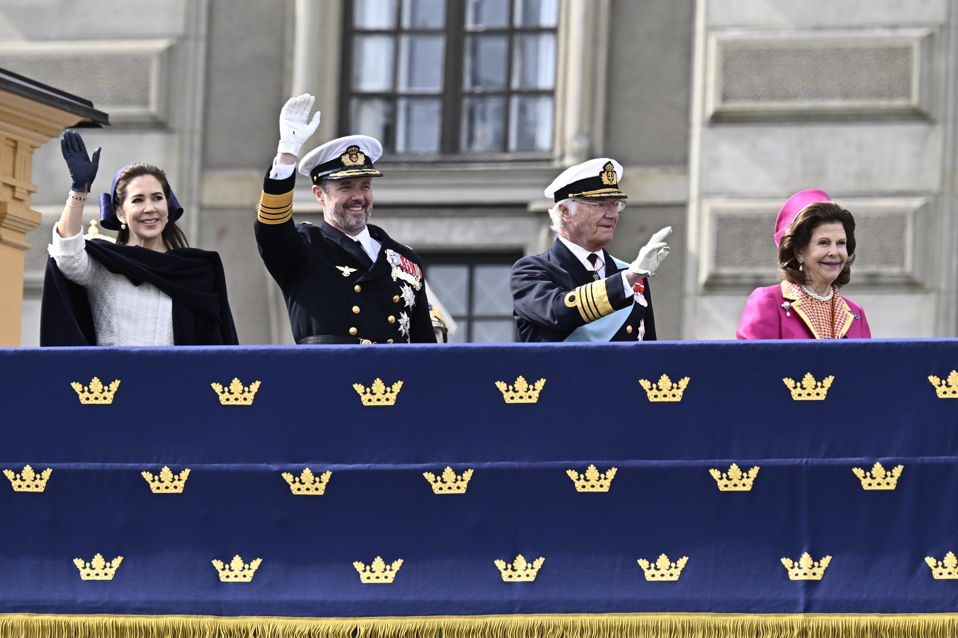 Danmarks drottning Mary, kung Frederik, kung Carl Gustaf och drottning Silvia hälsar på åskådarna vid Stockholms slott på måndagen. Foto: Jonas Ekströmer/TT