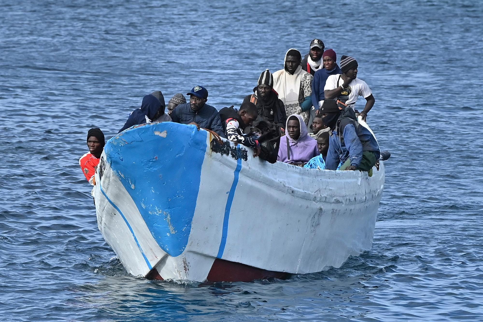En båt med migranter och asylsökande på väg in till kanarieön El Hierro i februari. Arkivfoto. Foto: Europa Press/AP/TT