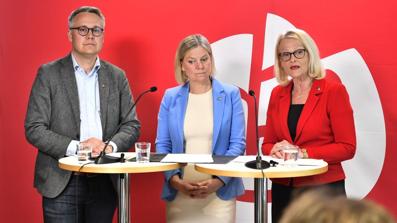 Socialdemokraternas partiordförande Magdalena Andersson (S) tillsammans med de två toppkandidaterna Heléne Fritzon och Johan Danielsson. Foto: Samuel Steén/TT
