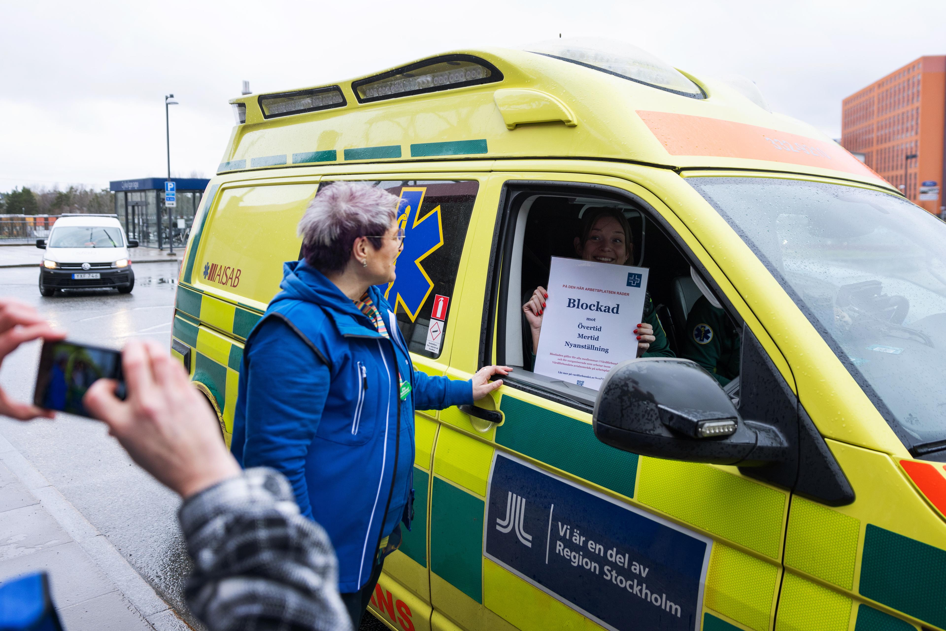 Sineva Ribeiro, ordförande Vårdförbundet, lämnar över blockadlapp till ambulansförare utanför Karolinska sjukhuset i Huddinge. Arkivbild. Foto: Caisa Rasmussen/TT