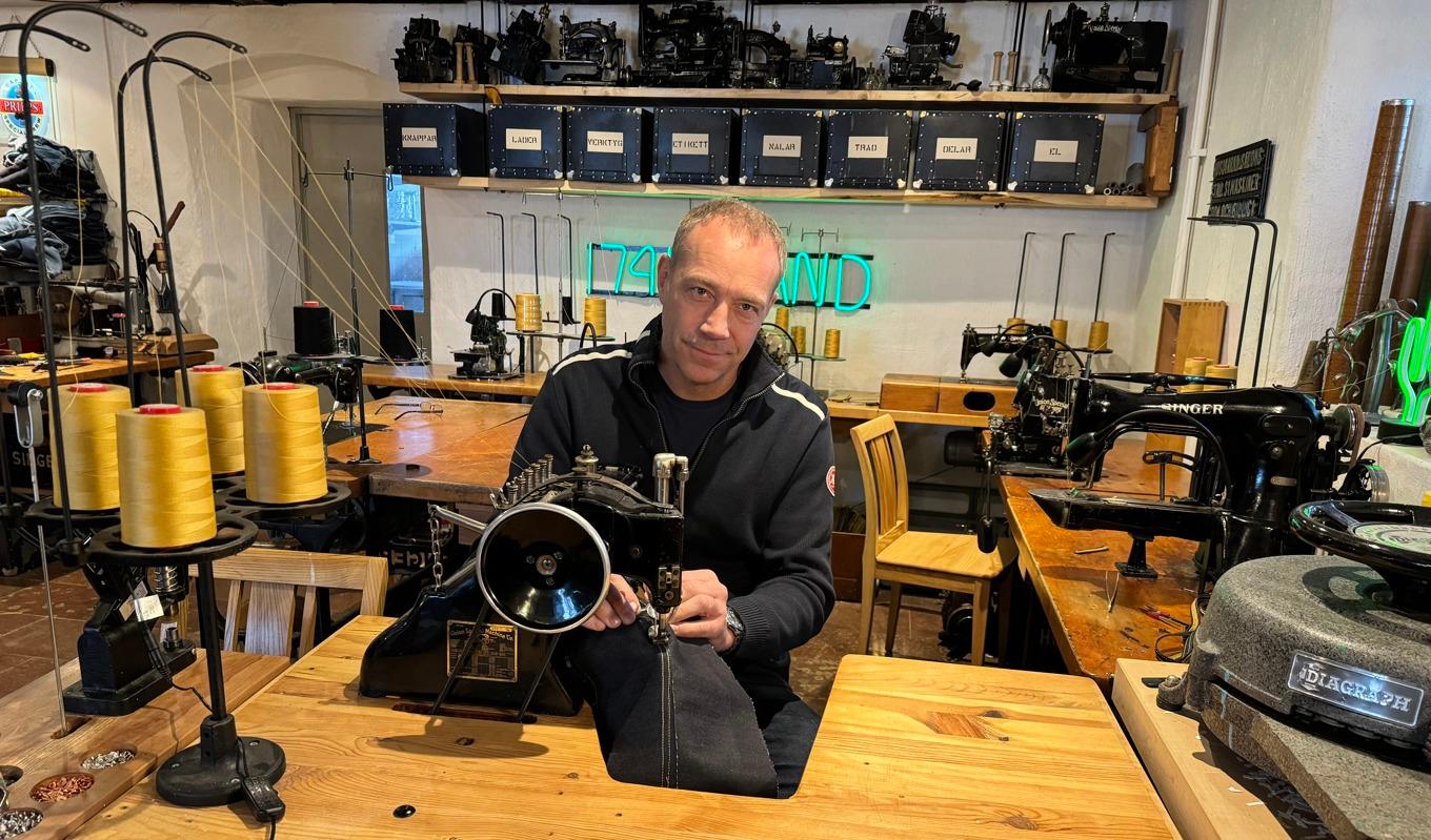 Henrik Linnarssons verkstad ligger i Köpingsvik på Öland. I över tio år har han samlat maskiner som möjliggör jeanstillverkning på professionell nivå. Foto: Anton Nilsson