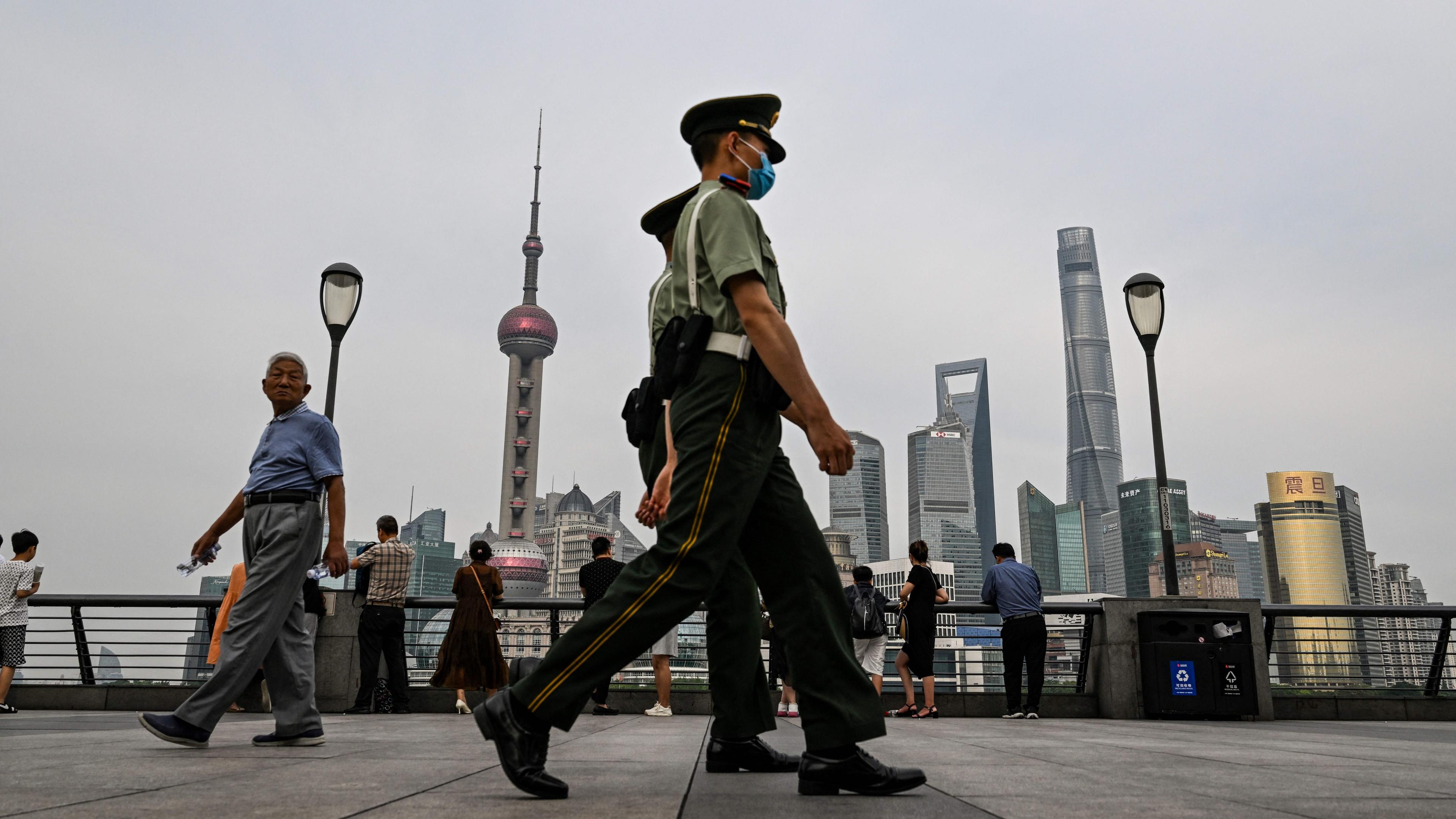 Det är svårt för journalister att rapportera från Kina. Kinesisk paramilitär patrullerar strandpromenaden i Shanghai. Foto: Hector Retamal/AFP via Getty Images