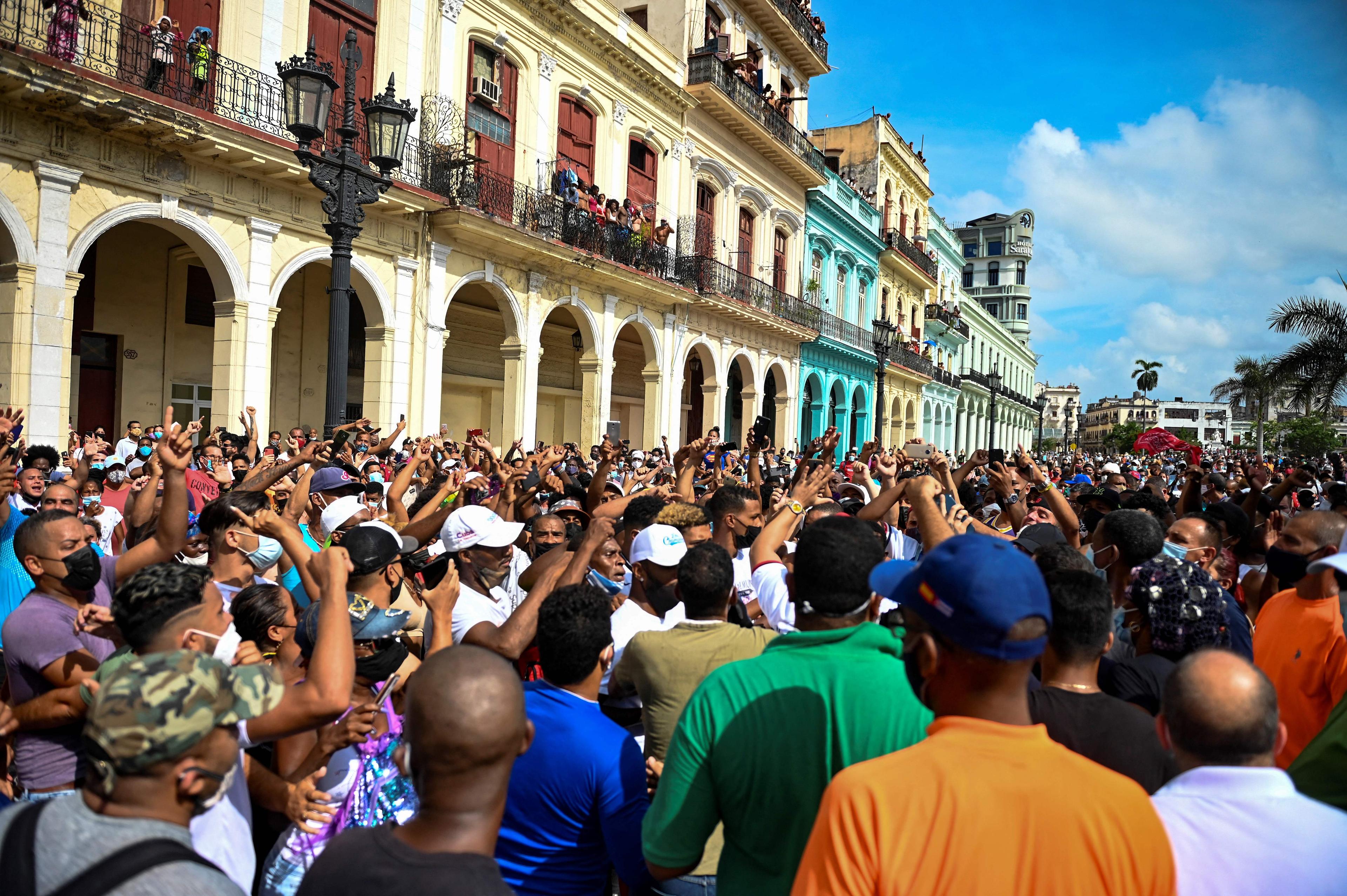Människor deltar i en demonstration mot den kubanske presidenten Miguel Diaz-Canels regering i Havanna den 11 juli 2021. Foto: Yamil Lage/AFP via Getty Images