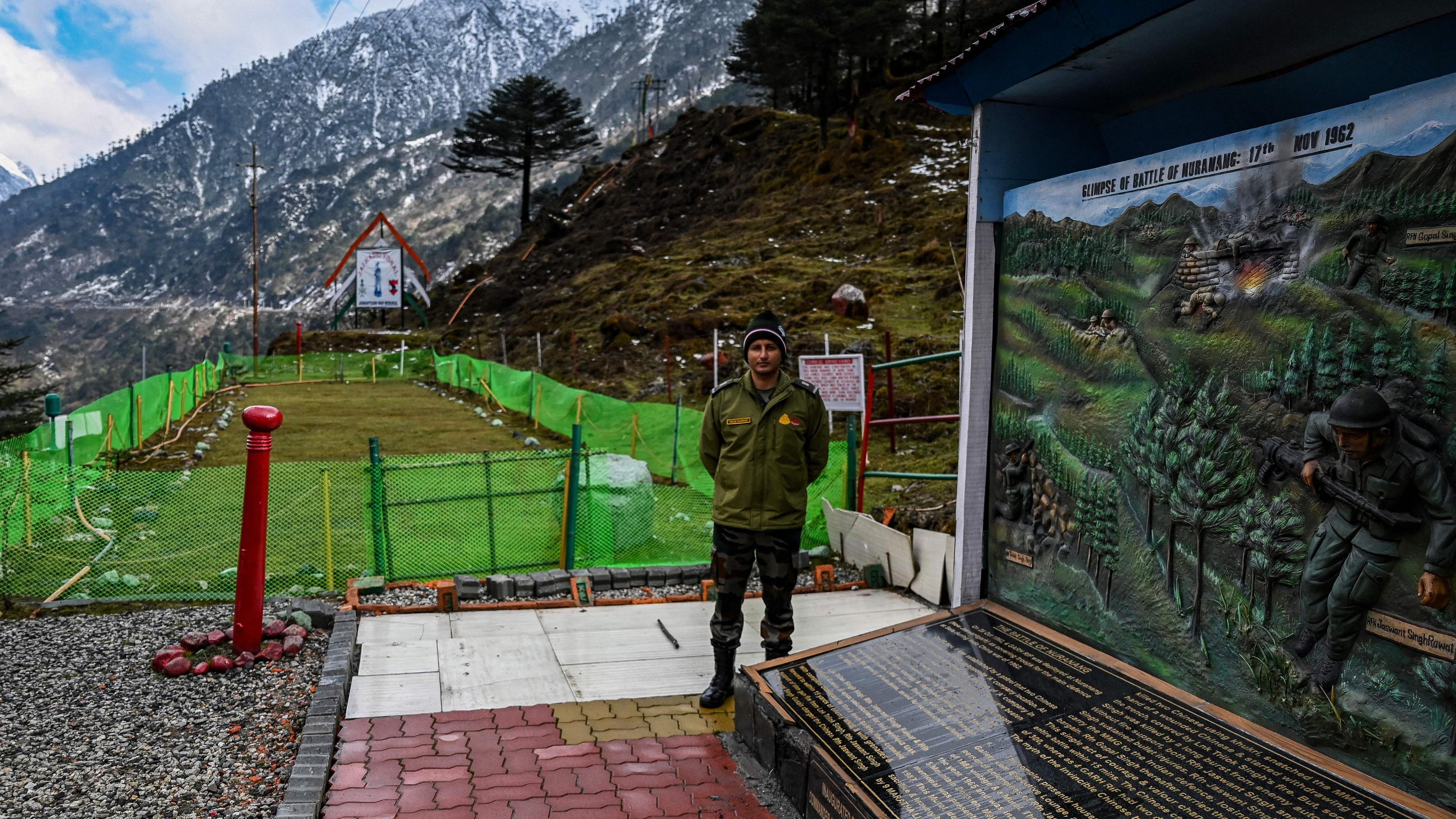 En indisk soldat håller vakt vid krigsminnesplatsen Jaswant Garh i Arunachal Pradesh. Kina kallar numera området för ”Södra Tibet” och gör anspråk på det. Foto: Arun Sankar/AFP via Getty Images