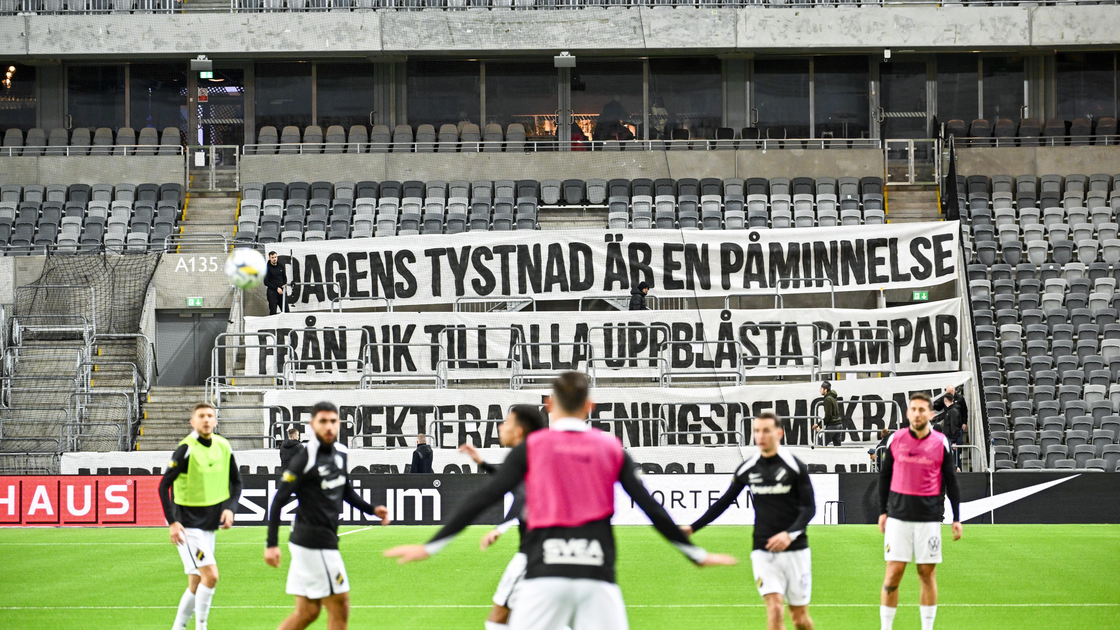 I stället för att stötta sitt lag valde AIK-fansen att genomföra en maktdemonstration. Den riktar sig mot “uppblåsta pampar” men Epoch Times sportchef Jonas Arnesen menar att en grupp supportrar utgör klubbens verkliga pampar. Foto: Anders Wiklund/TT