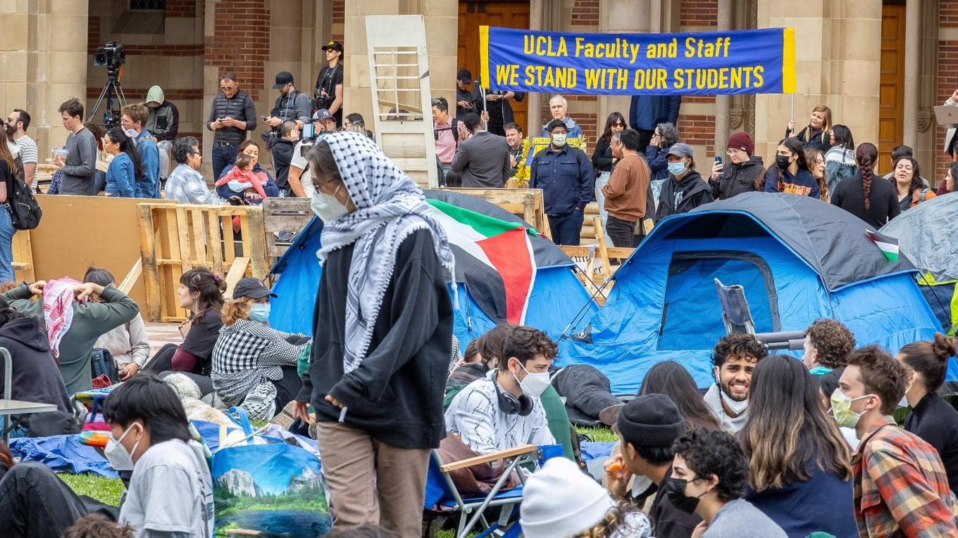 Studenter vid UCLA i Westwood, Kalifornien, protesterar mot konflikten i Gaza, den 25 april. Många studenter är missnöjda med Bidens politik gällande konflikten. Foto: John Fredricks